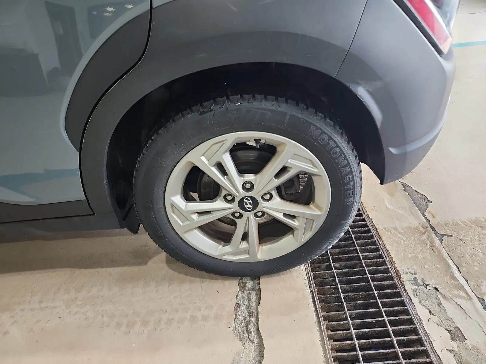 Left Rear Wheel/Tire Photo