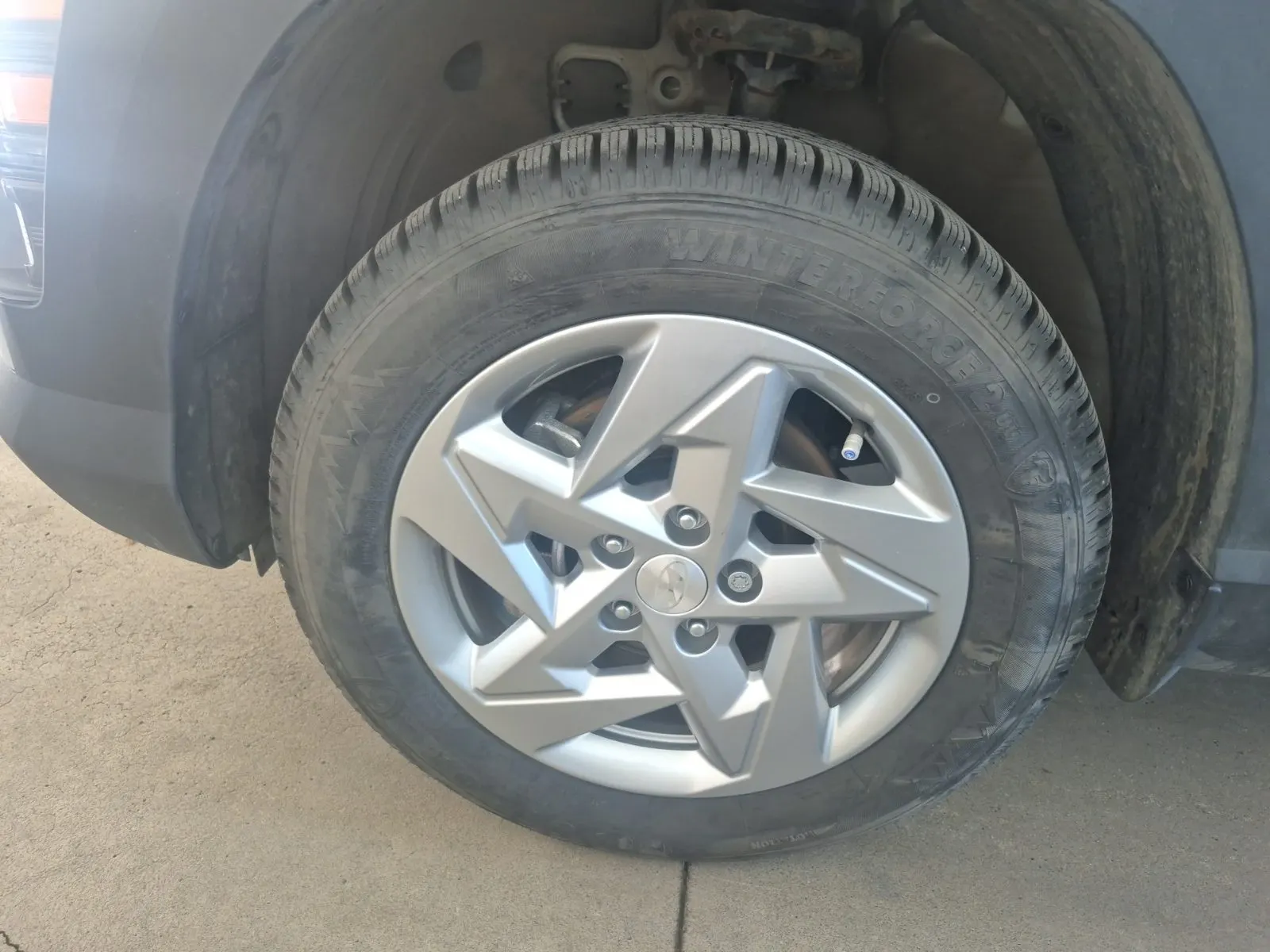 Front driver wheel/tire photo