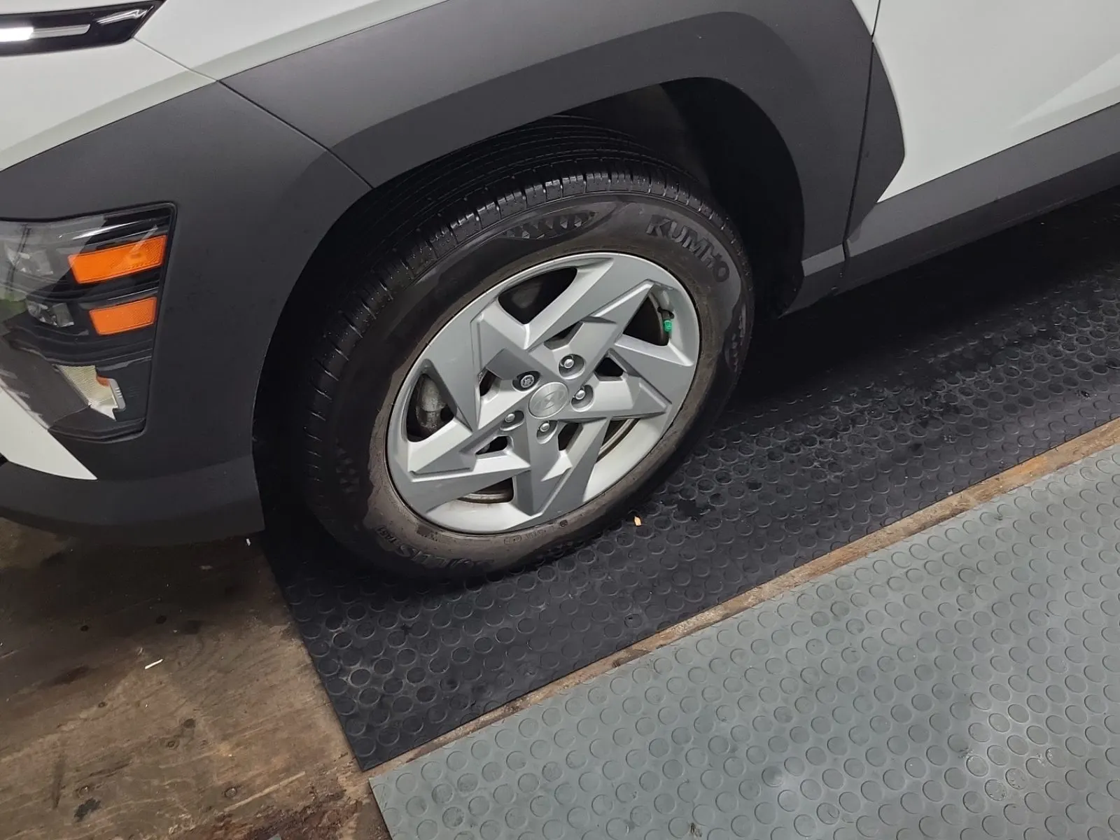 Front driver wheel/tire photo