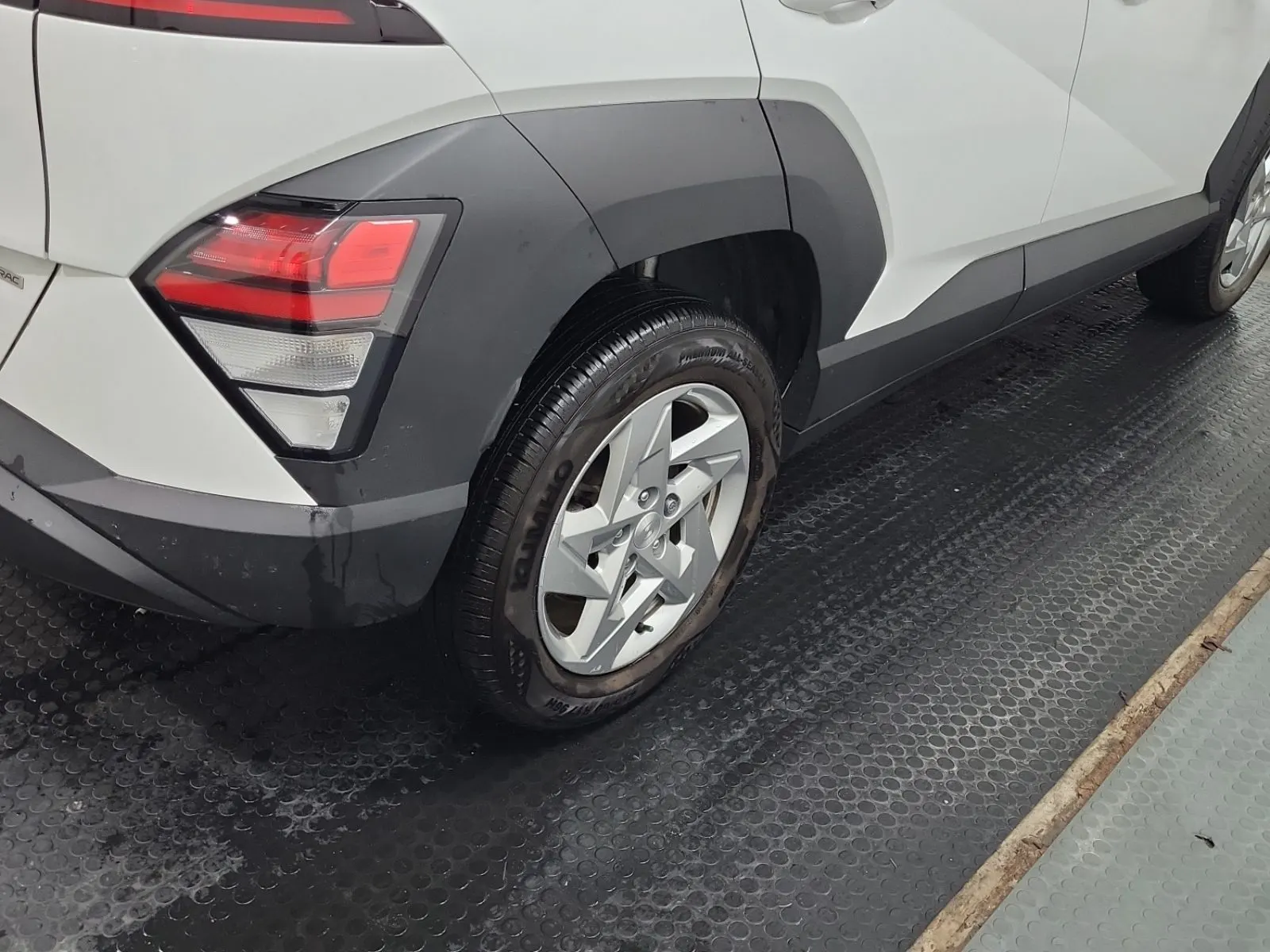 Right Rear Wheel/Tire Photo