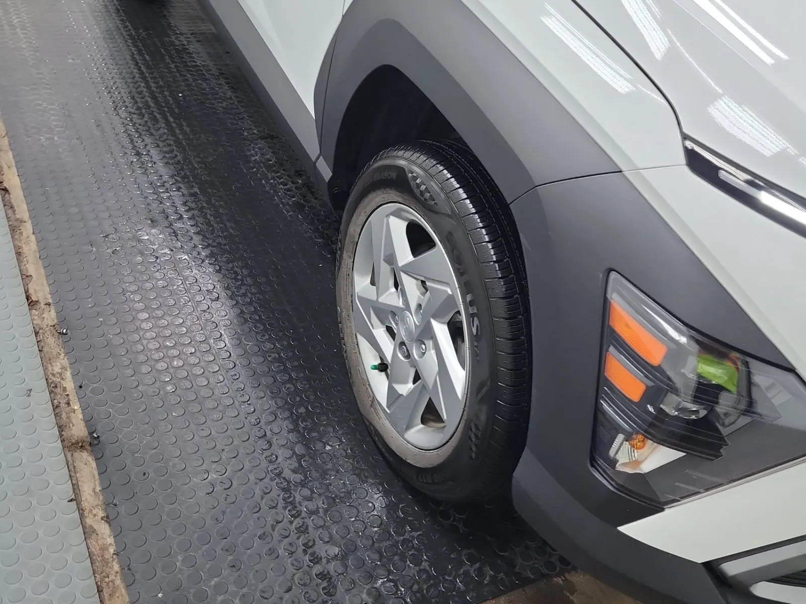 Right Front Wheel/Tire Photo
