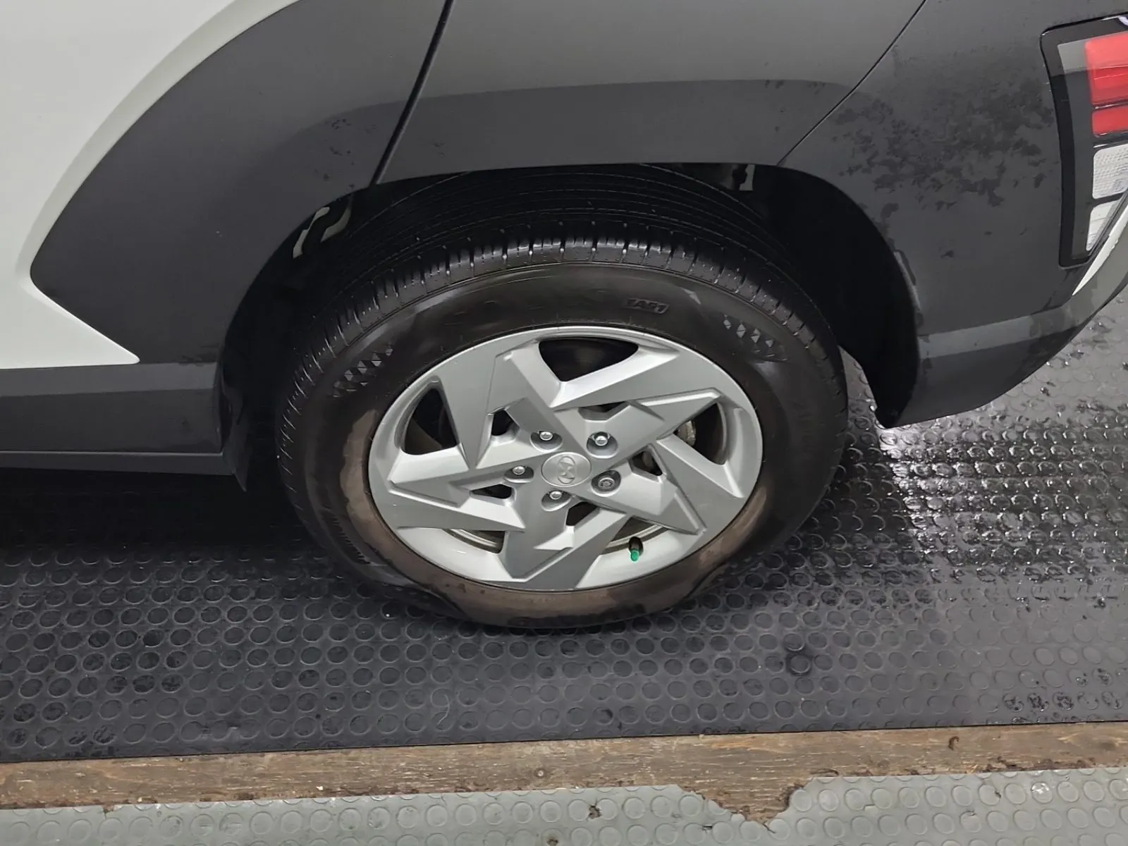 Left Rear Wheel/Tire Photo