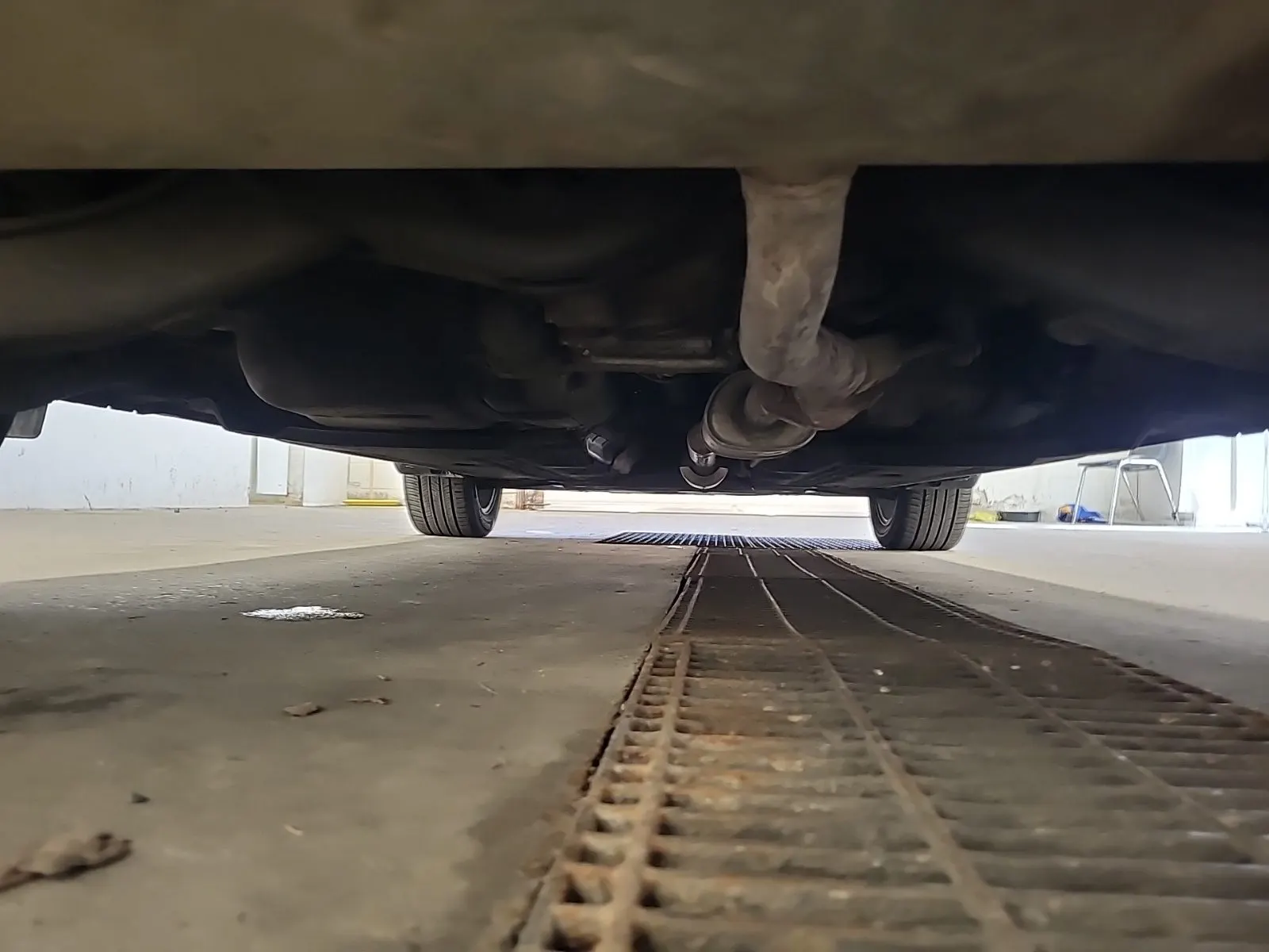 Undercarriage - Rear Photo