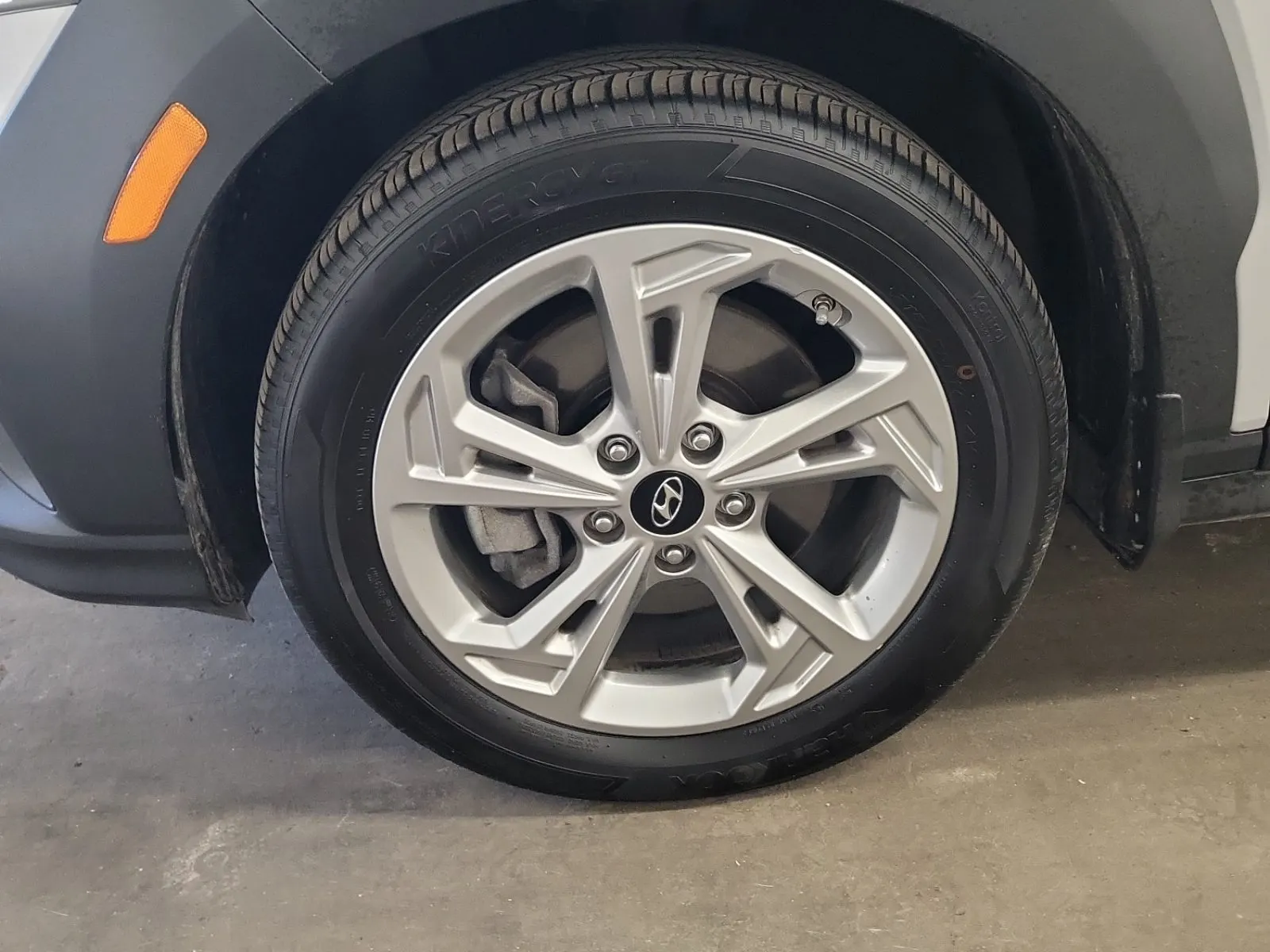 Front driver wheel/tire photo