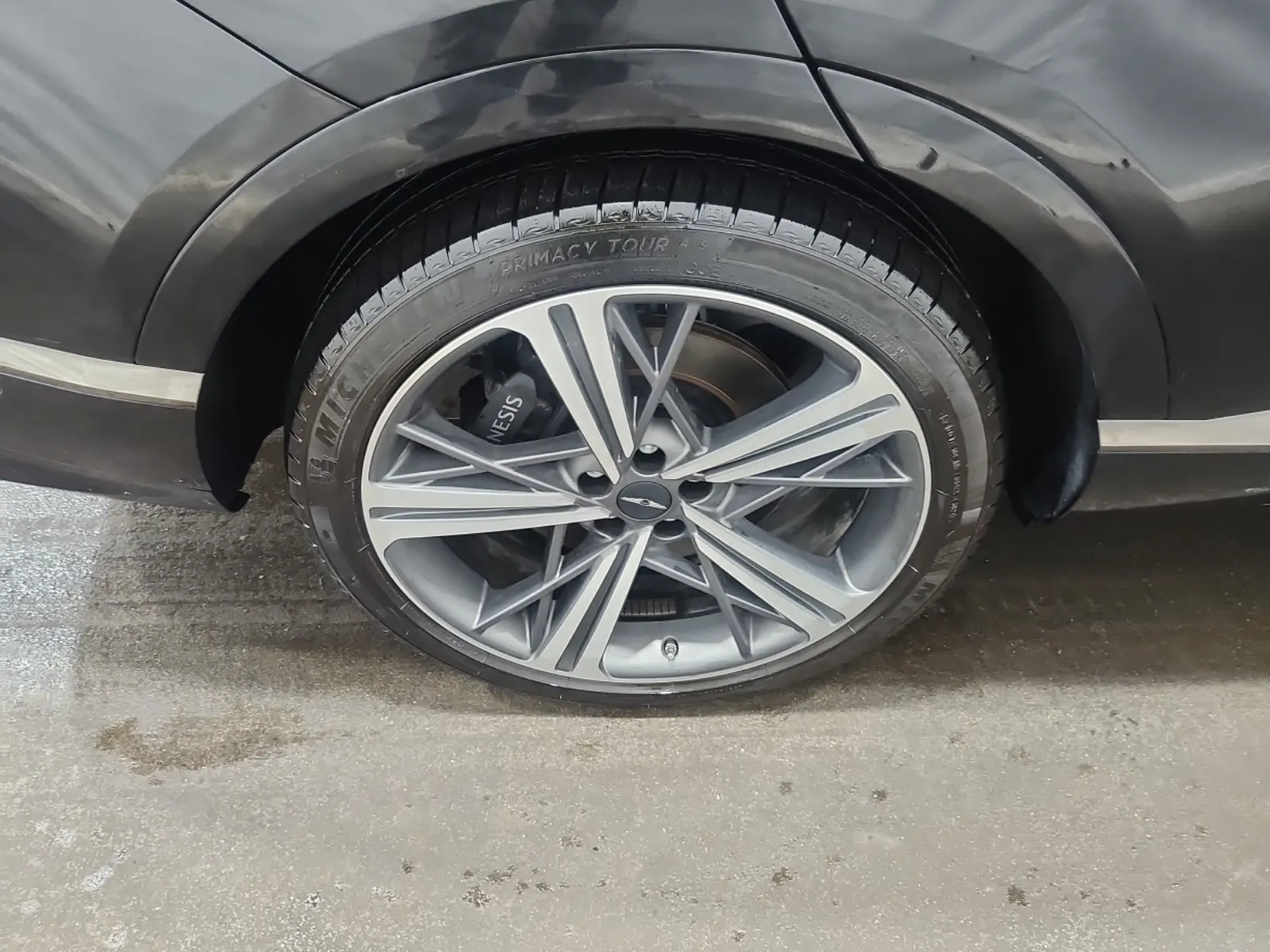 Right Rear Wheel/Tire Photo