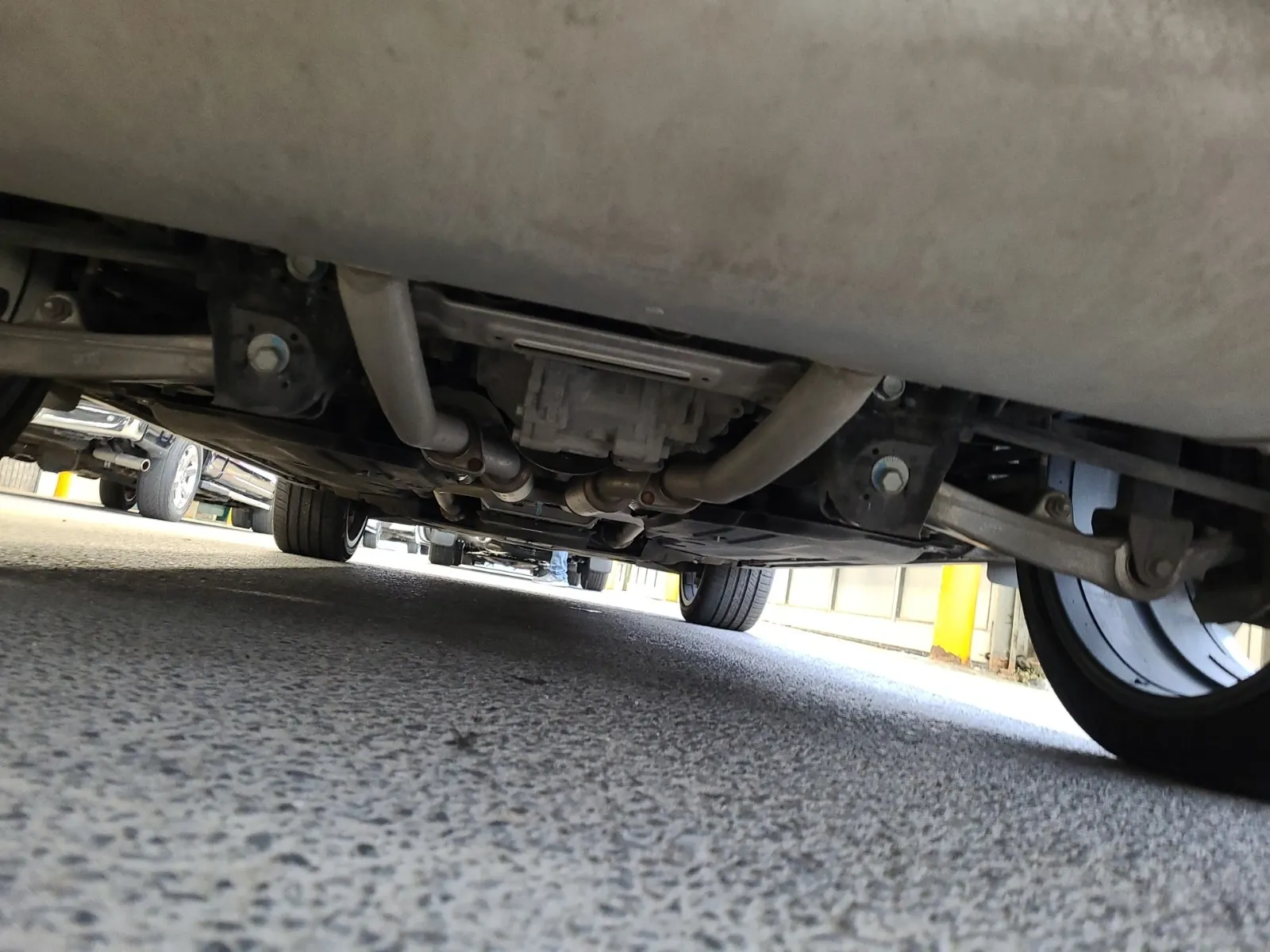 Undercarriage - Rear Photo