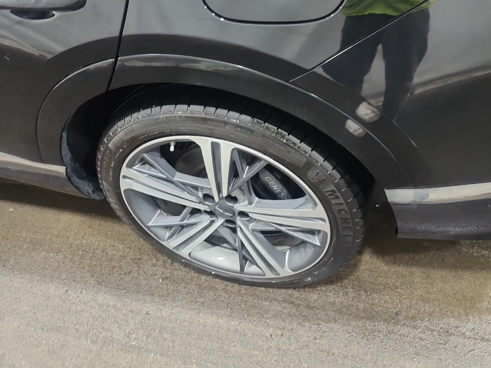 Left Rear Wheel/Tire Photo