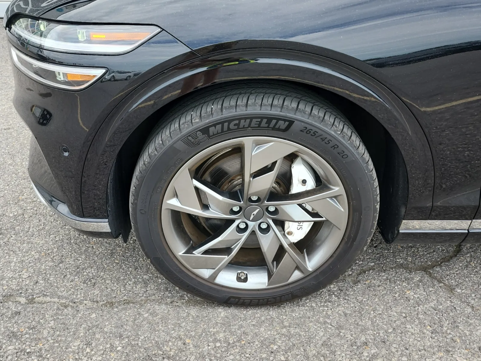 Front driver wheel/tire photo