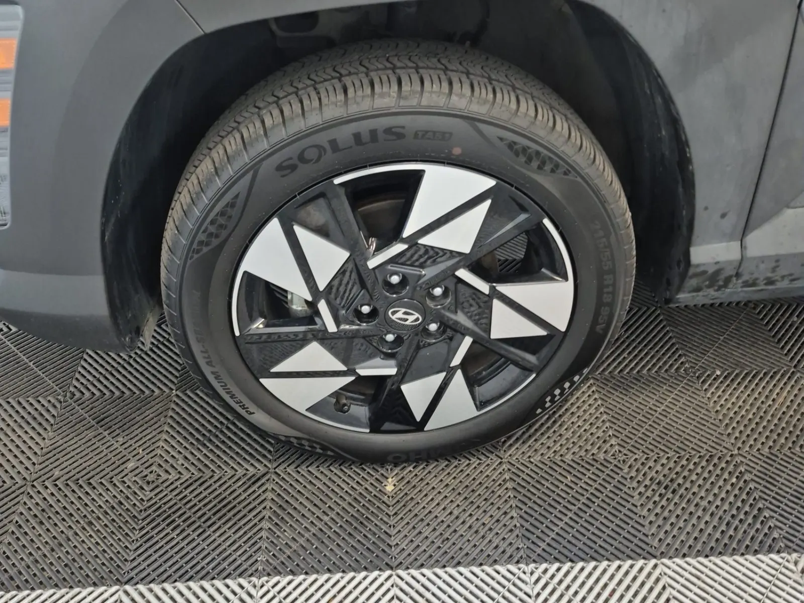 Front driver wheel/tire photo