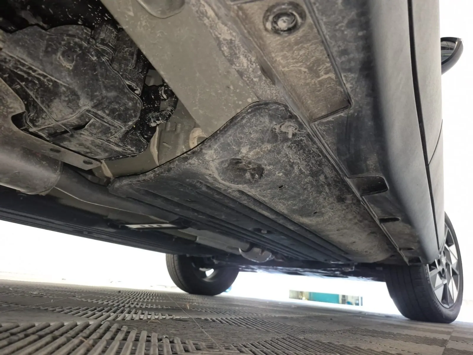 Undercarriage - Passenger Photo