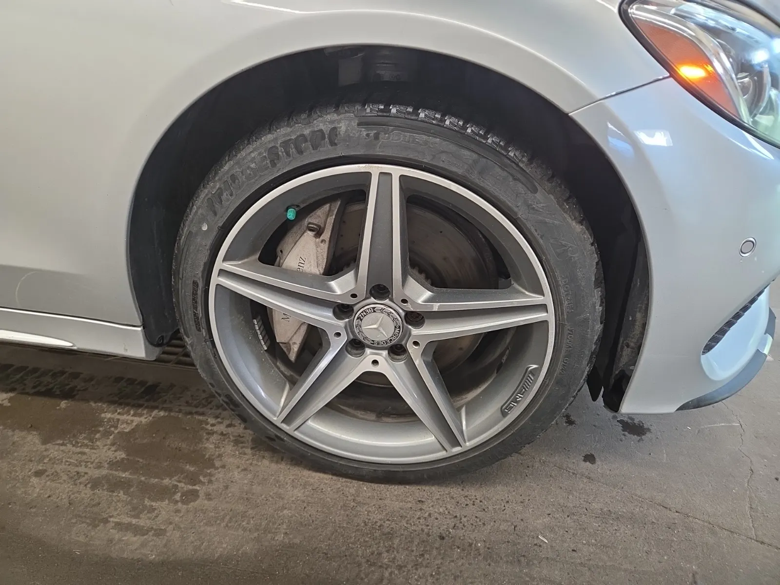 Right Front Wheel/Tire Photo