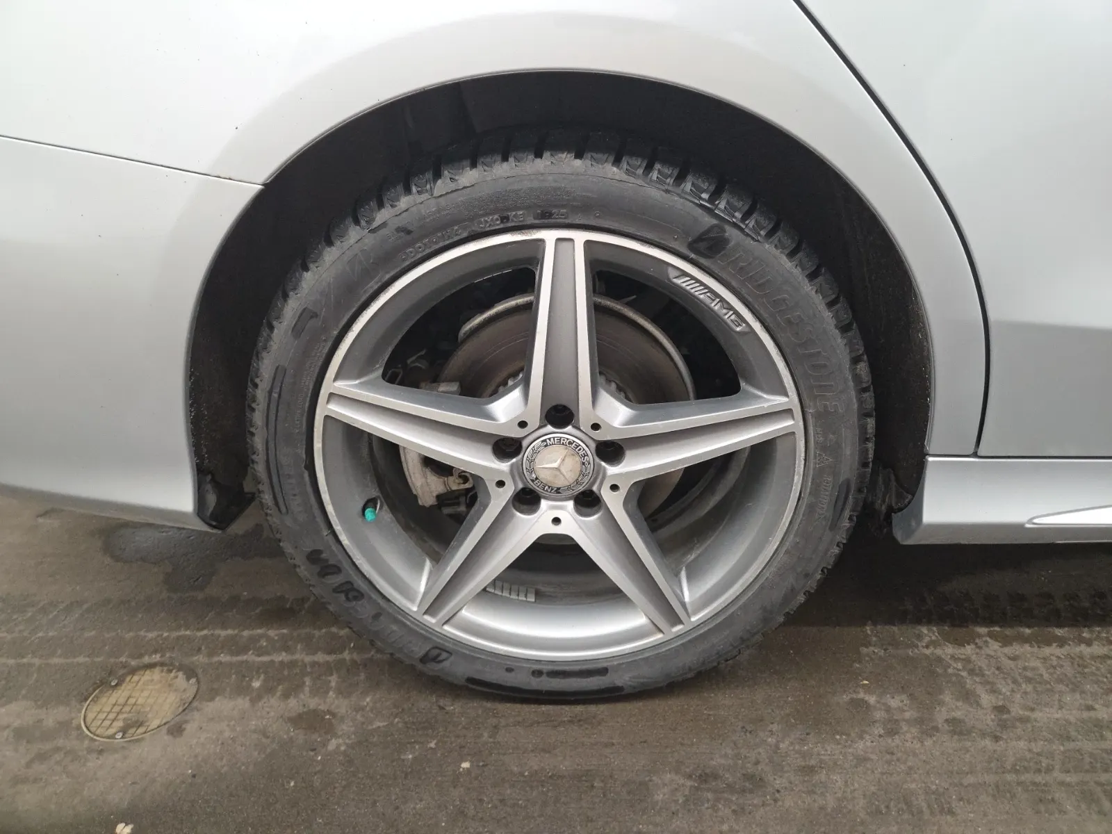 Right Rear Wheel/Tire Photo