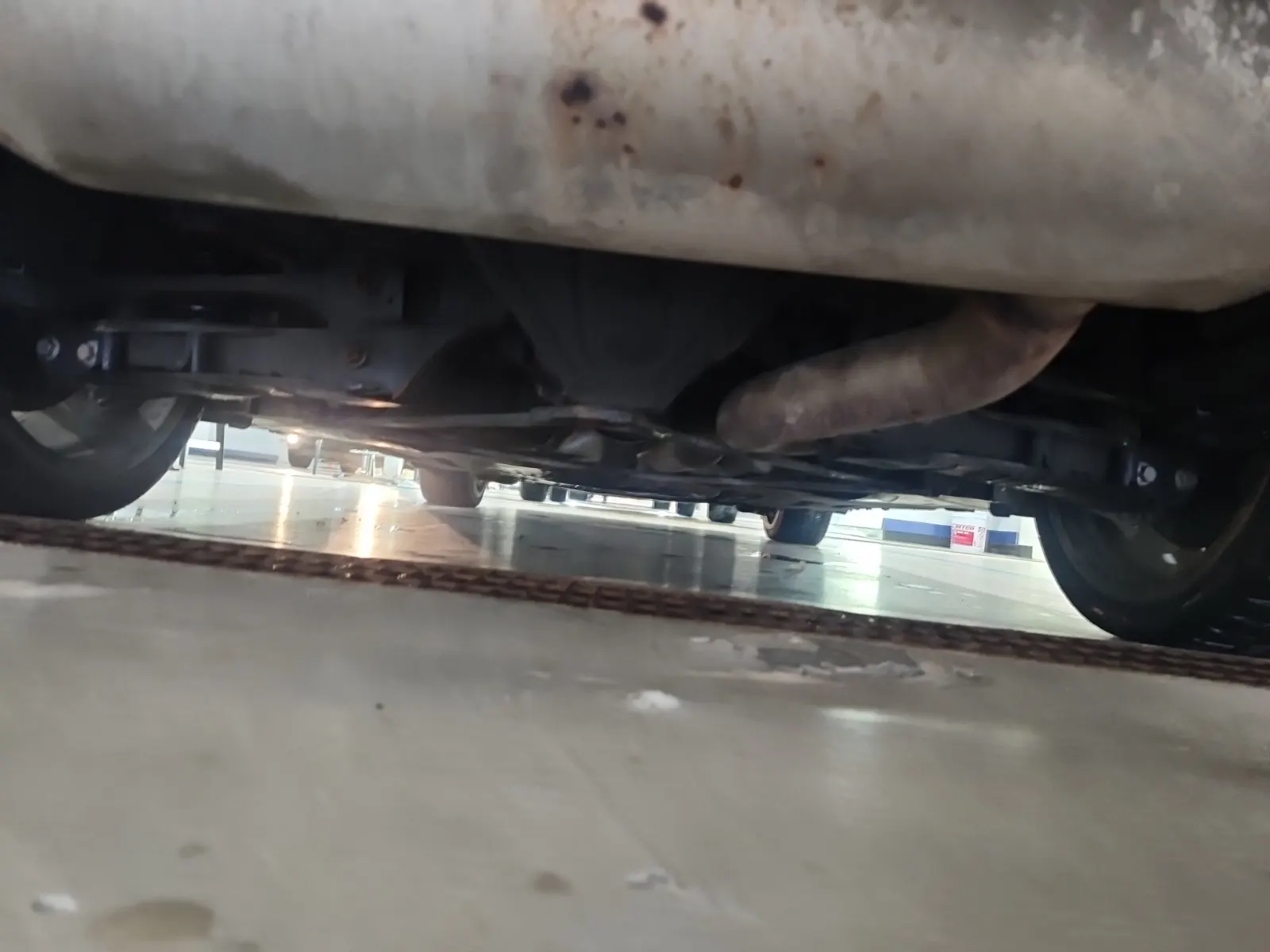 Undercarriage - Rear Photo