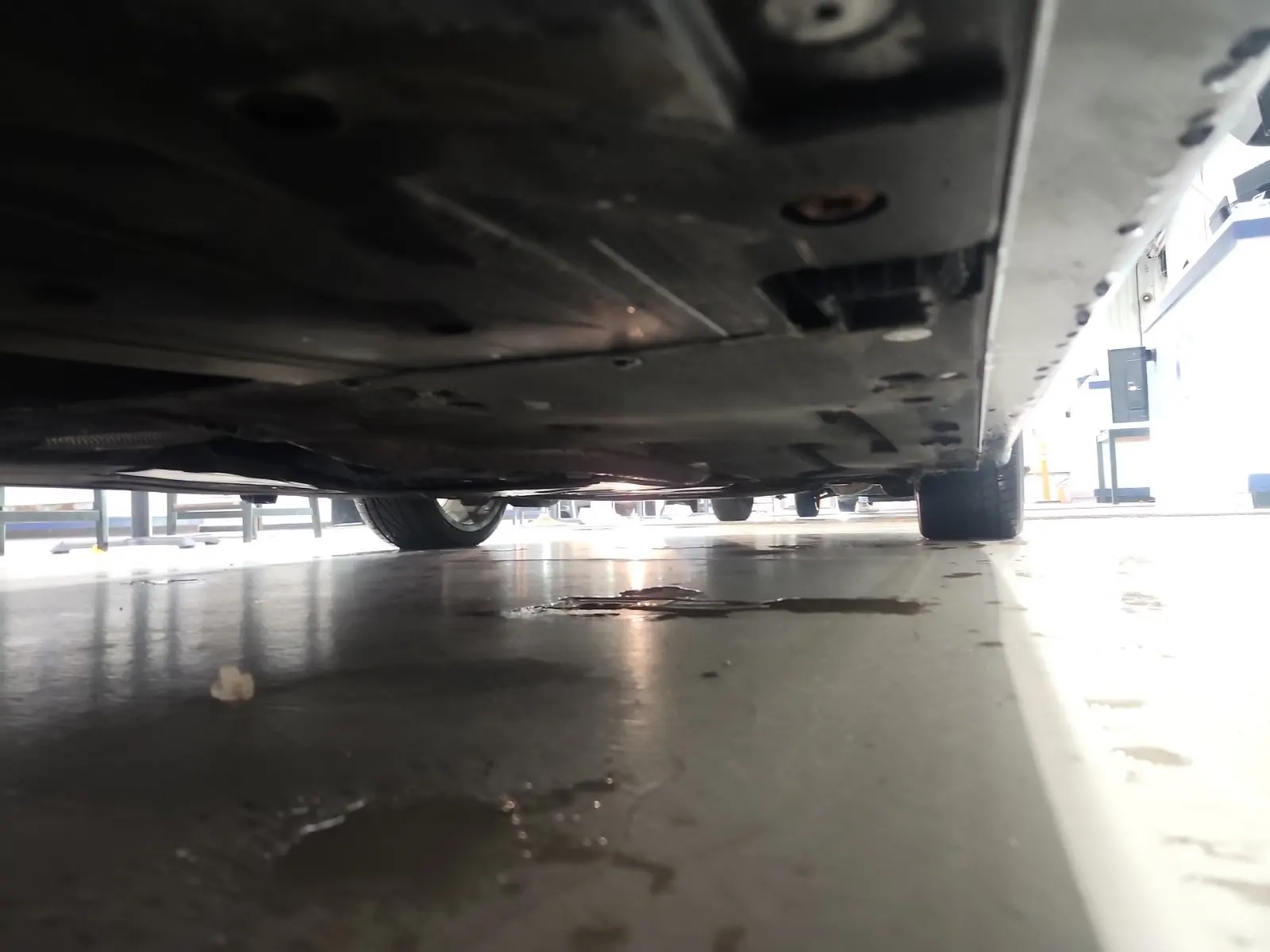 Undercarriage - Passenger Photo