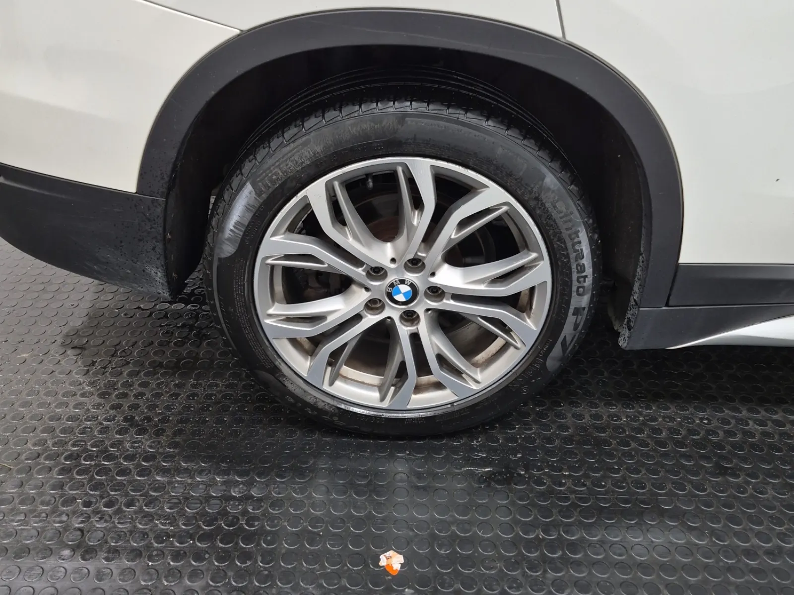 Right Rear Wheel/Tire Photo