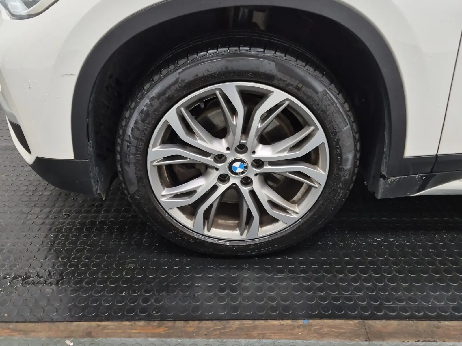 Front driver wheel/tire photo