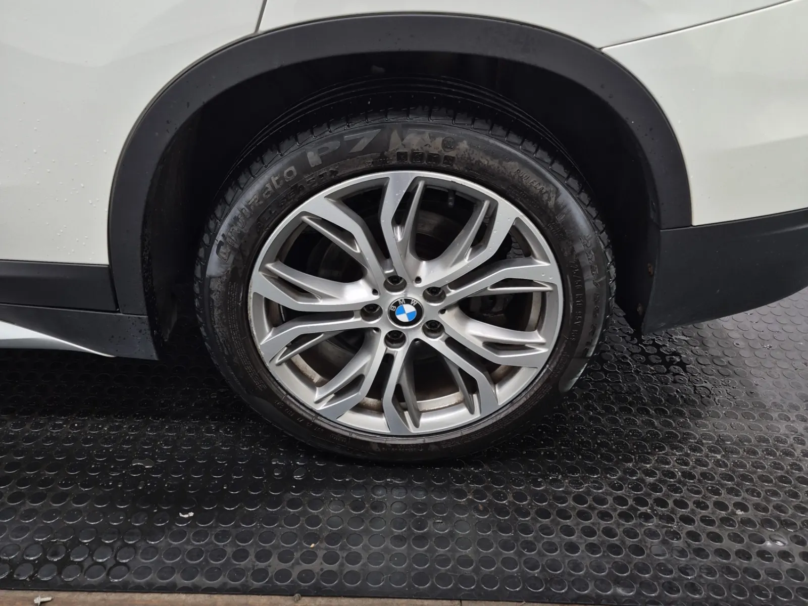 Left Rear Wheel/Tire Photo