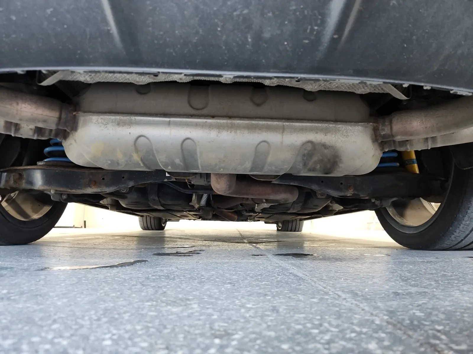 Undercarriage - Rear Photo