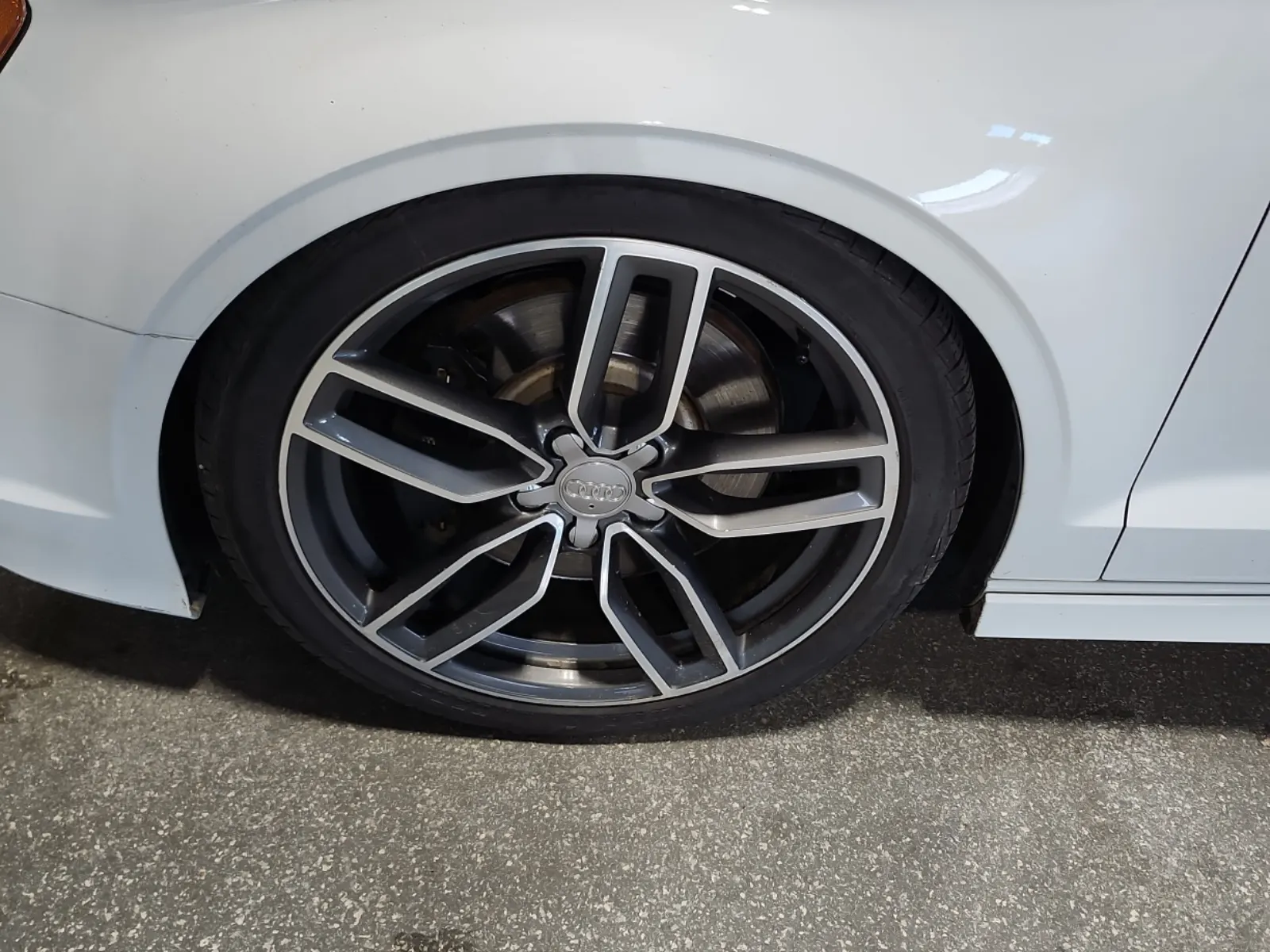 Front driver wheel/tire photo