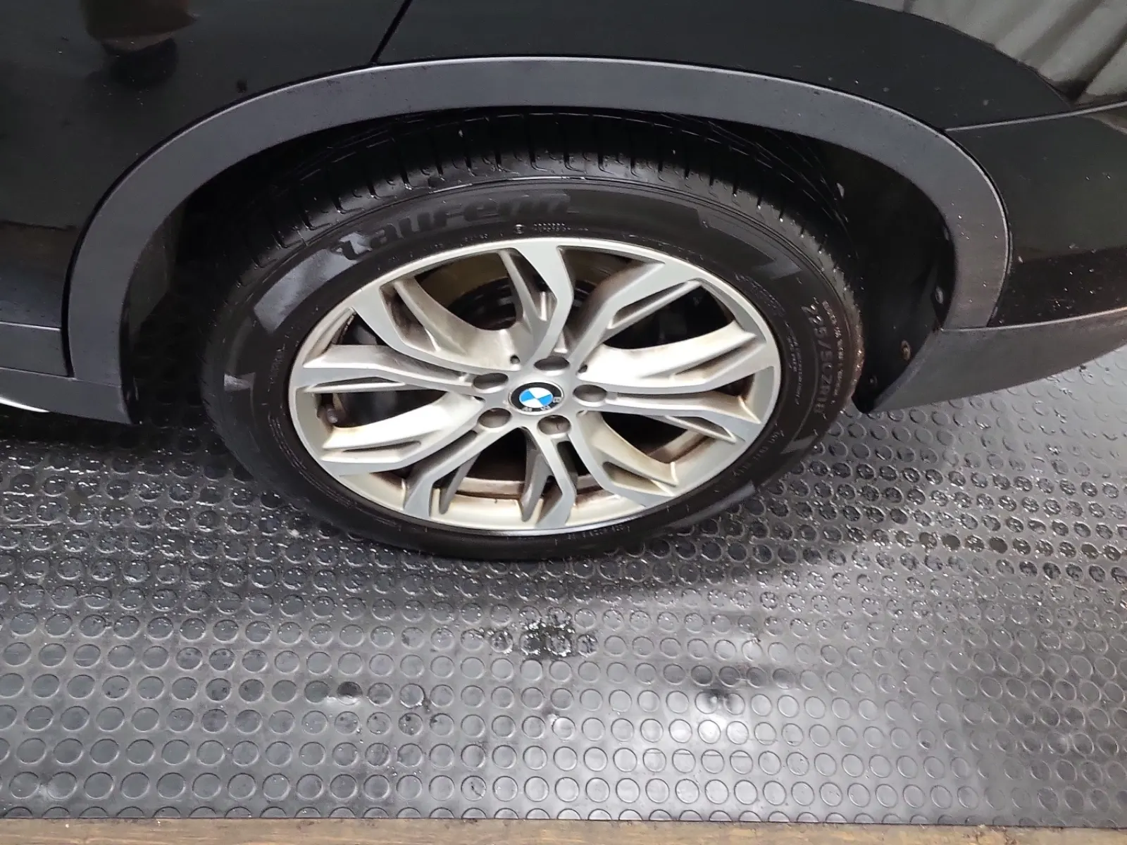 Left Rear Wheel/Tire Photo