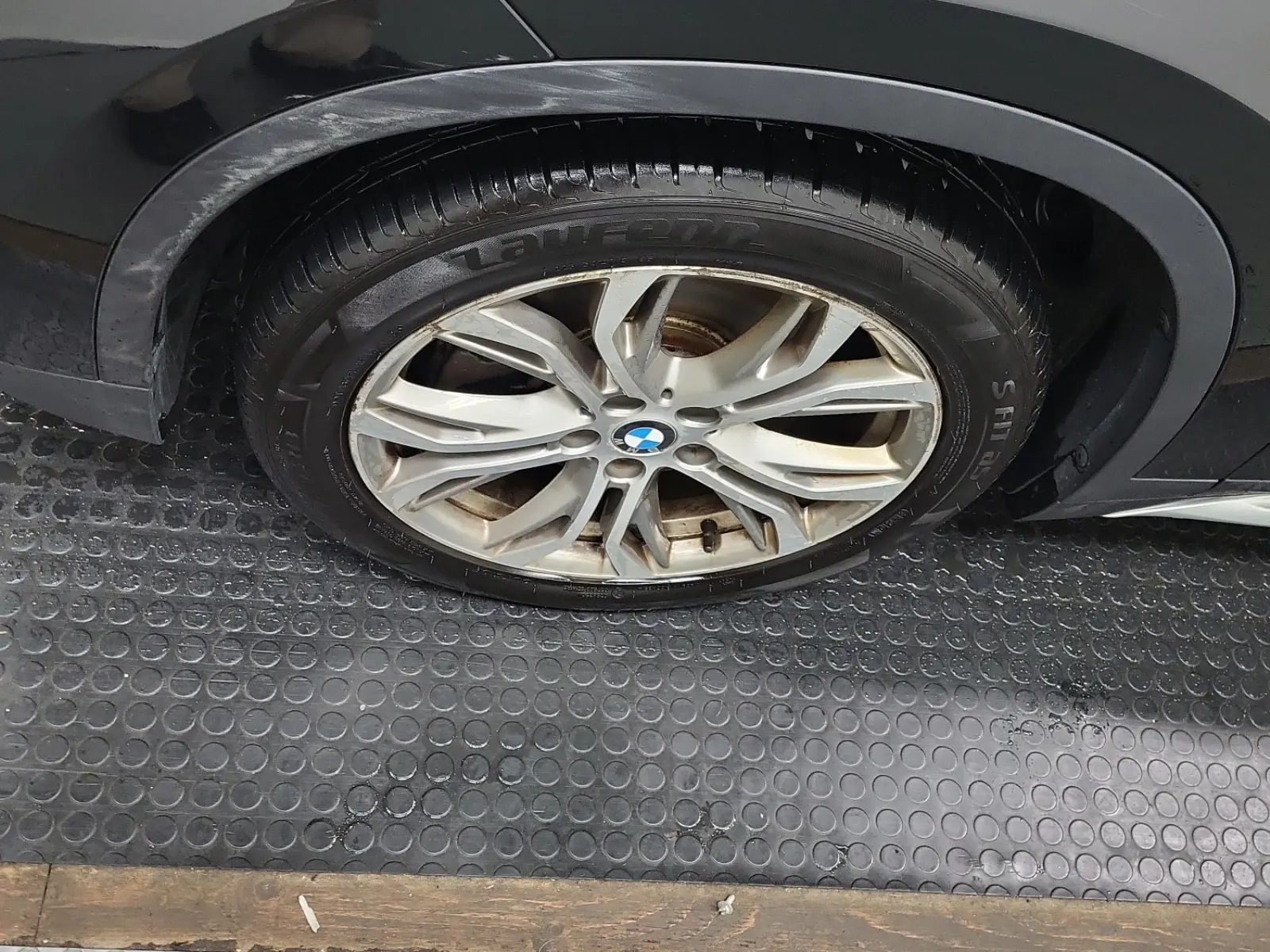 Front driver wheel/tire photo