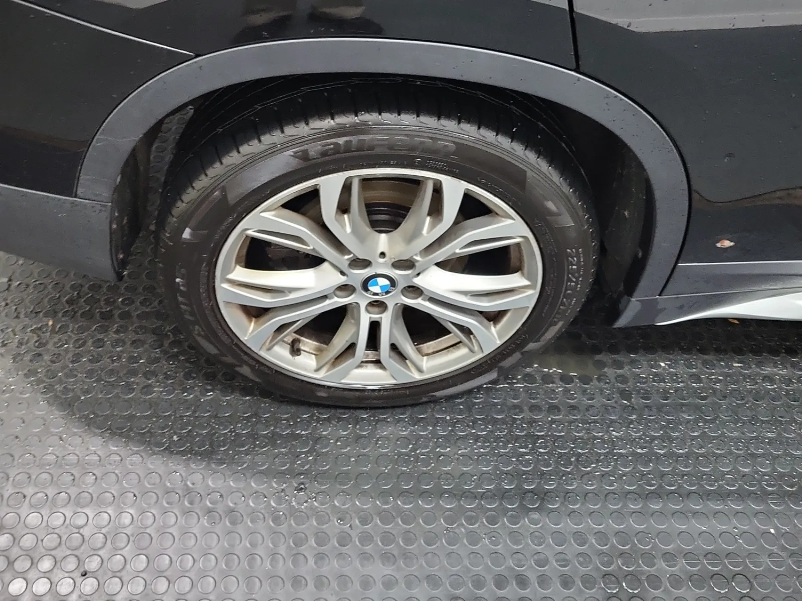 Right Rear Wheel/Tire Photo