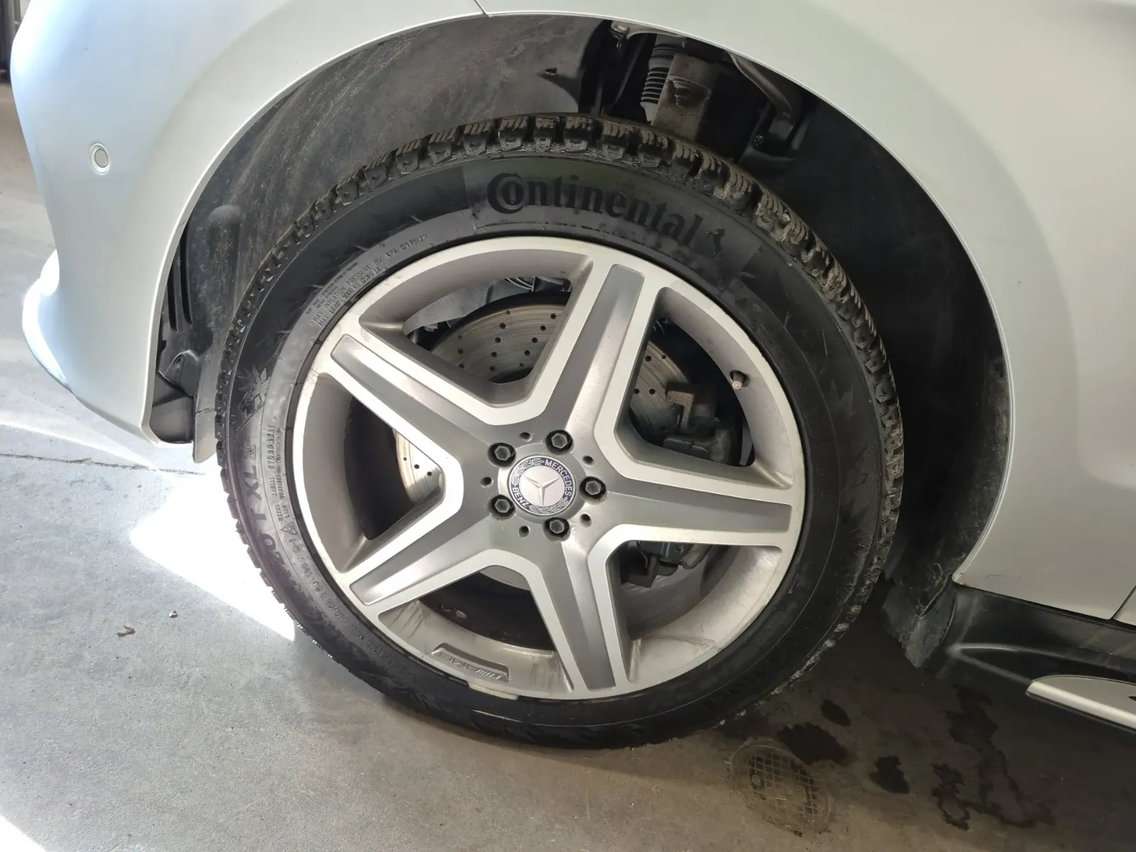 Front driver wheel/tire photo