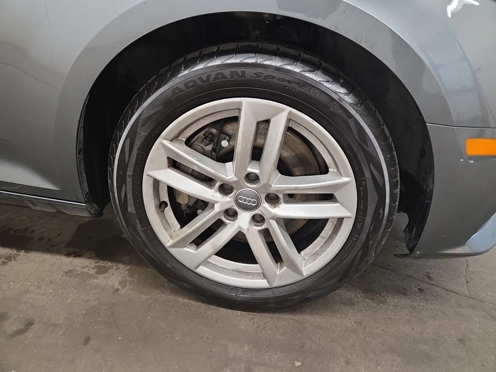 Right Front Wheel/Tire Photo