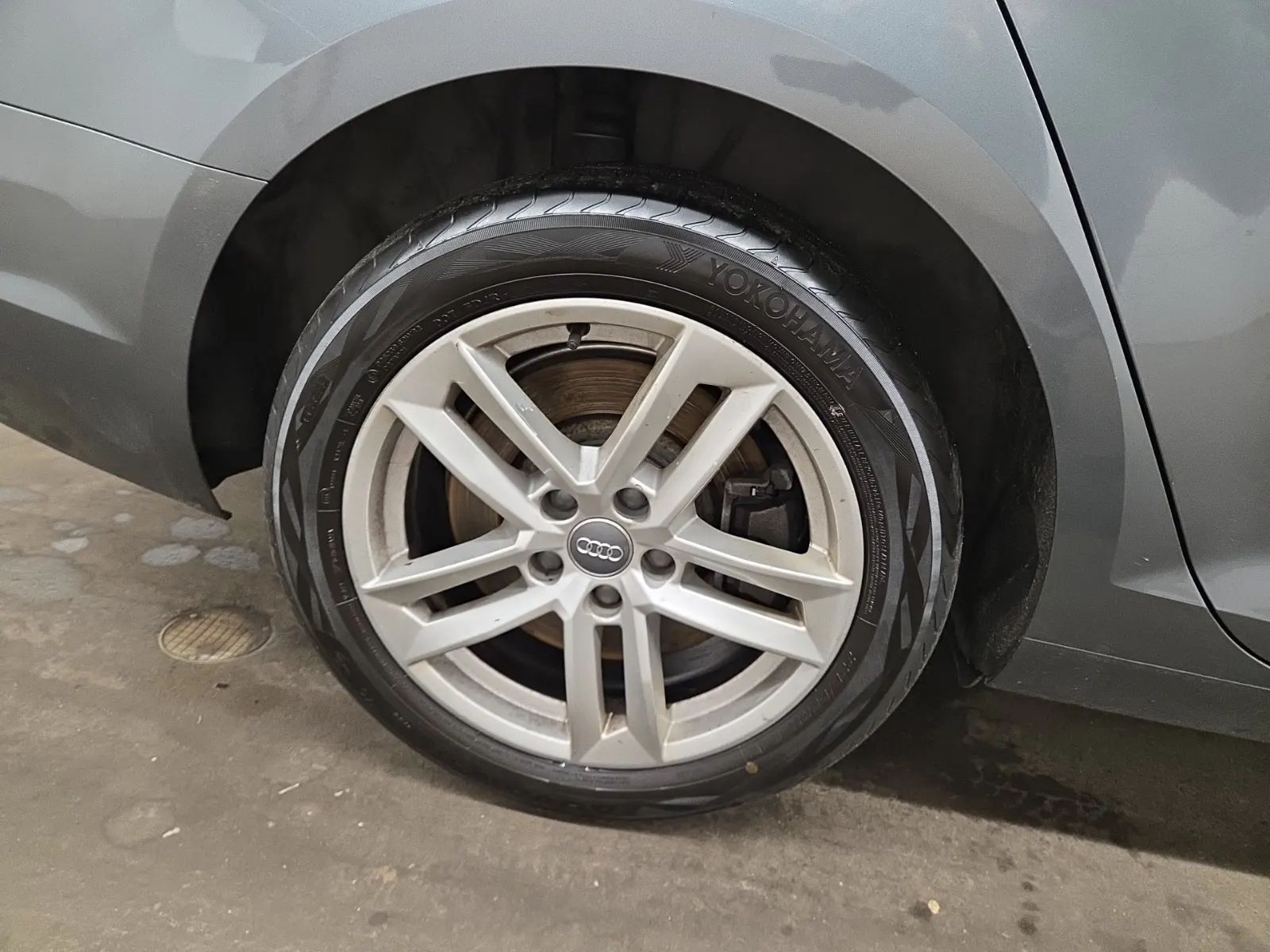 Right Rear Wheel/Tire Photo