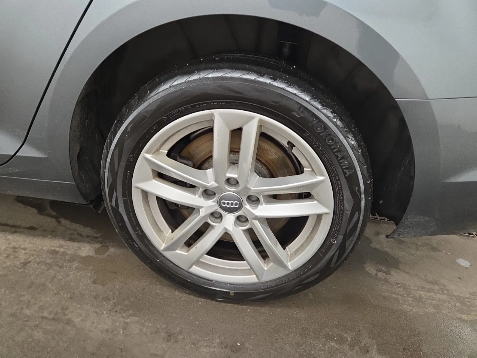 Left Rear Wheel/Tire Photo