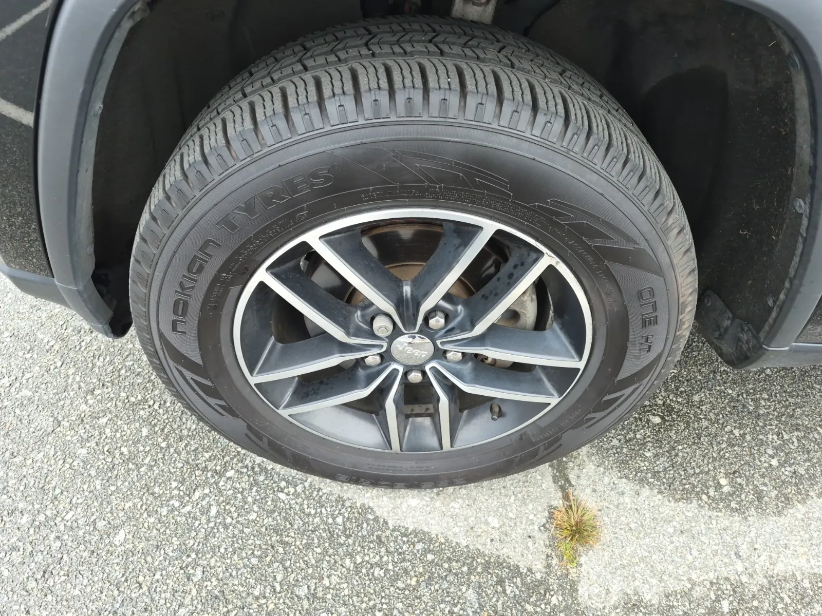 Front driver wheel/tire photo