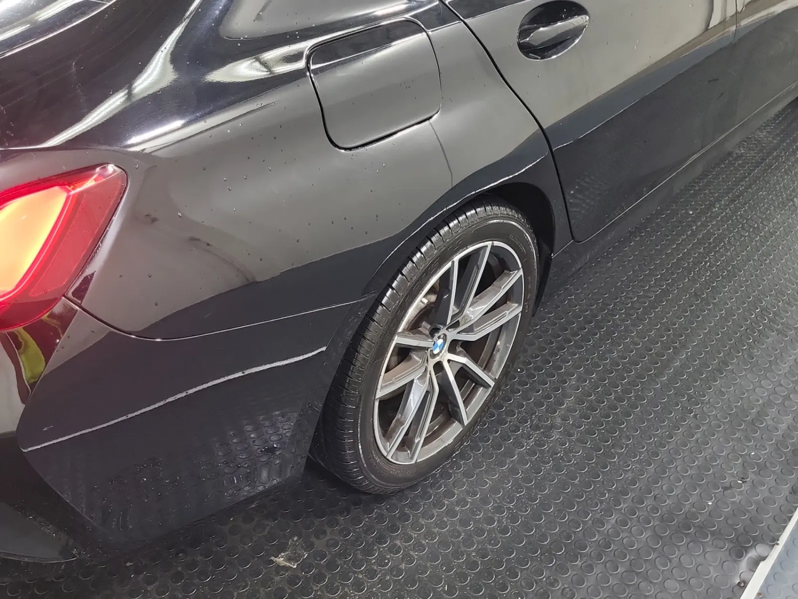 Right Rear Wheel/Tire Photo