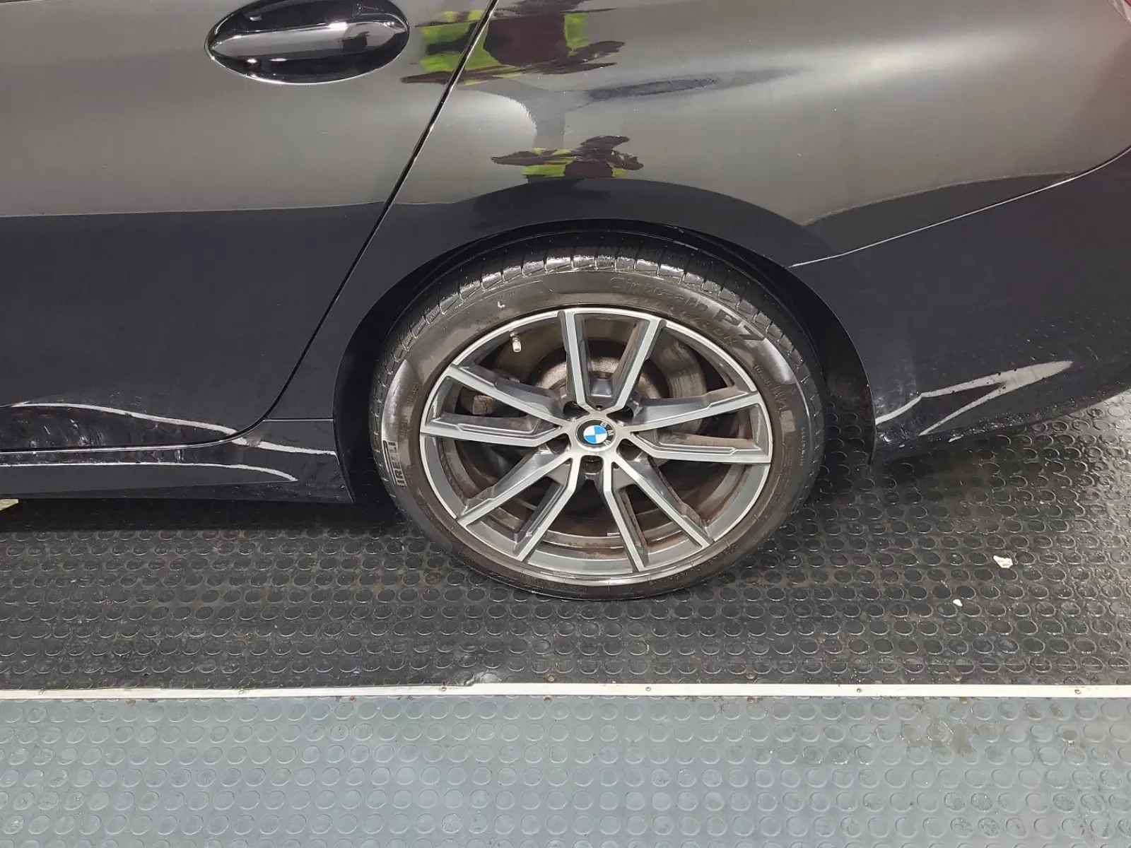 Left Rear Wheel/Tire Photo