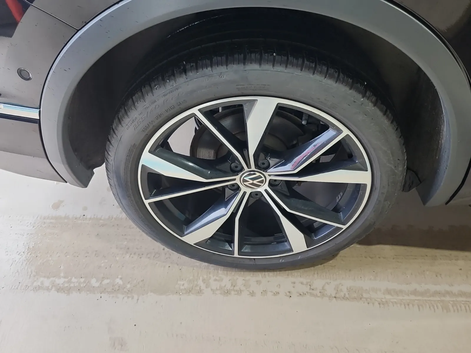 Right Rear Wheel/Tire Photo