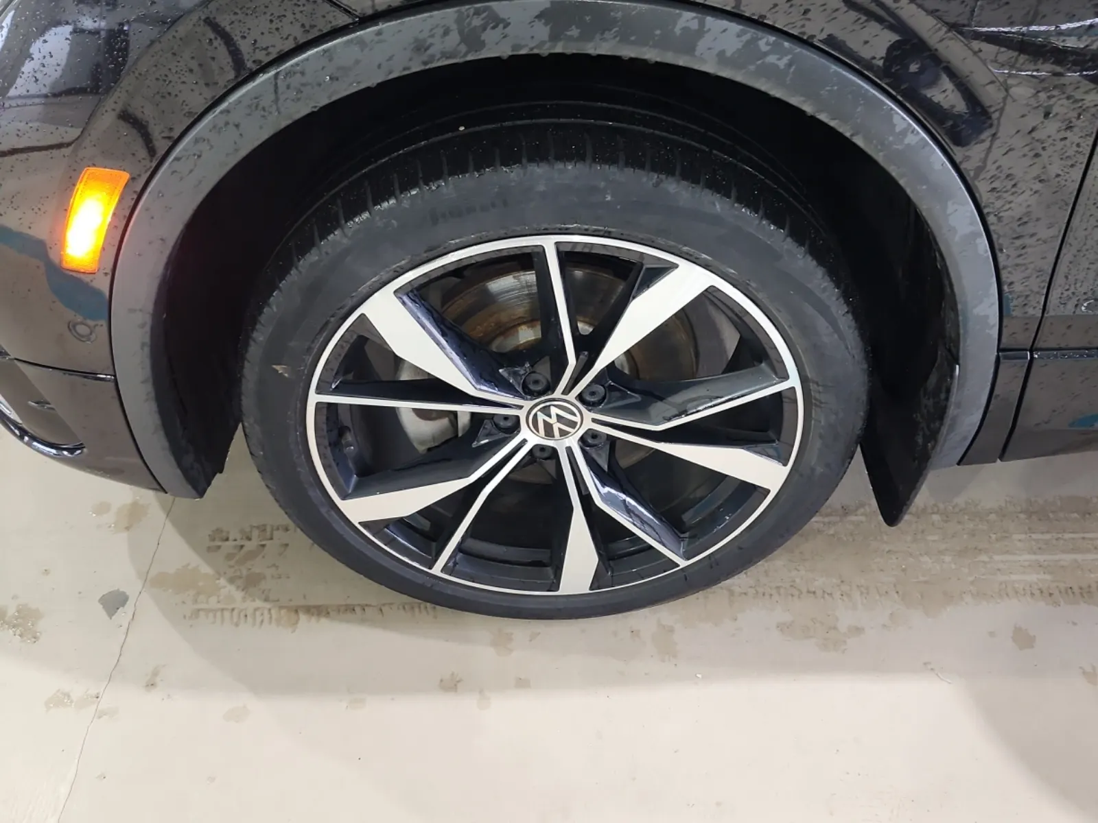 Front driver wheel/tire photo