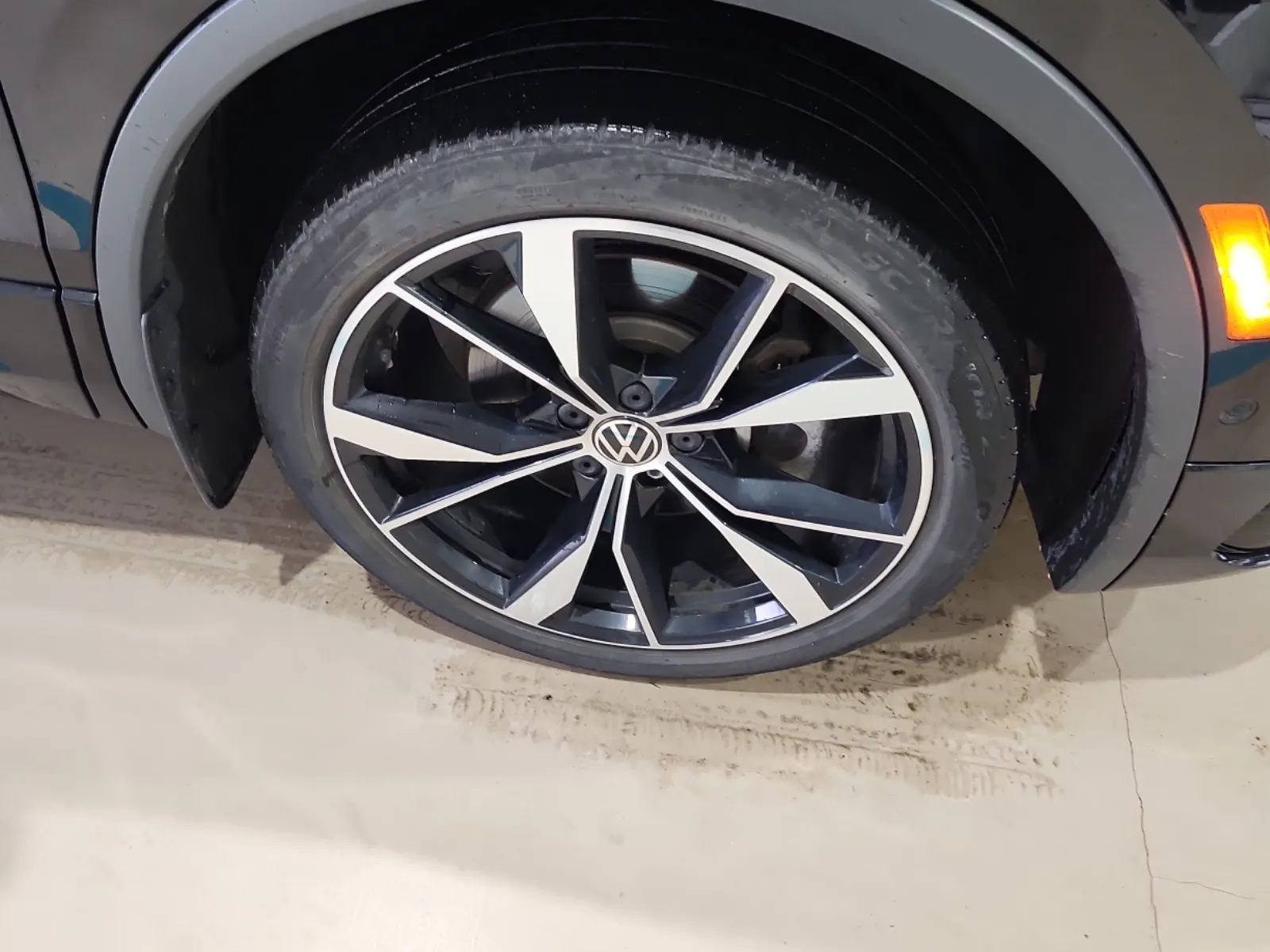 Right Front Wheel/Tire Photo
