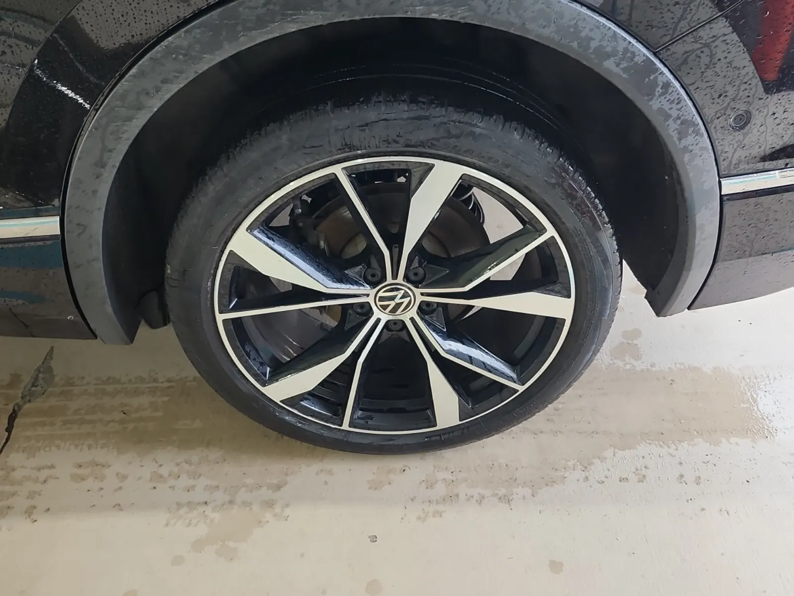 Left Rear Wheel/Tire Photo