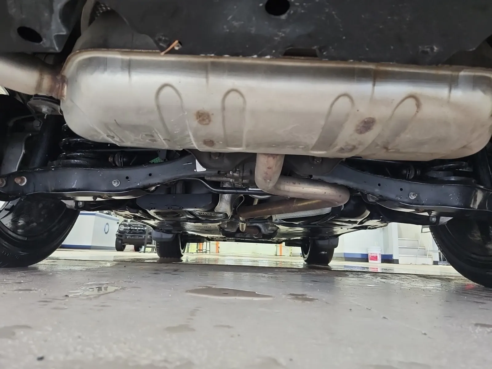 Undercarriage - Rear Photo