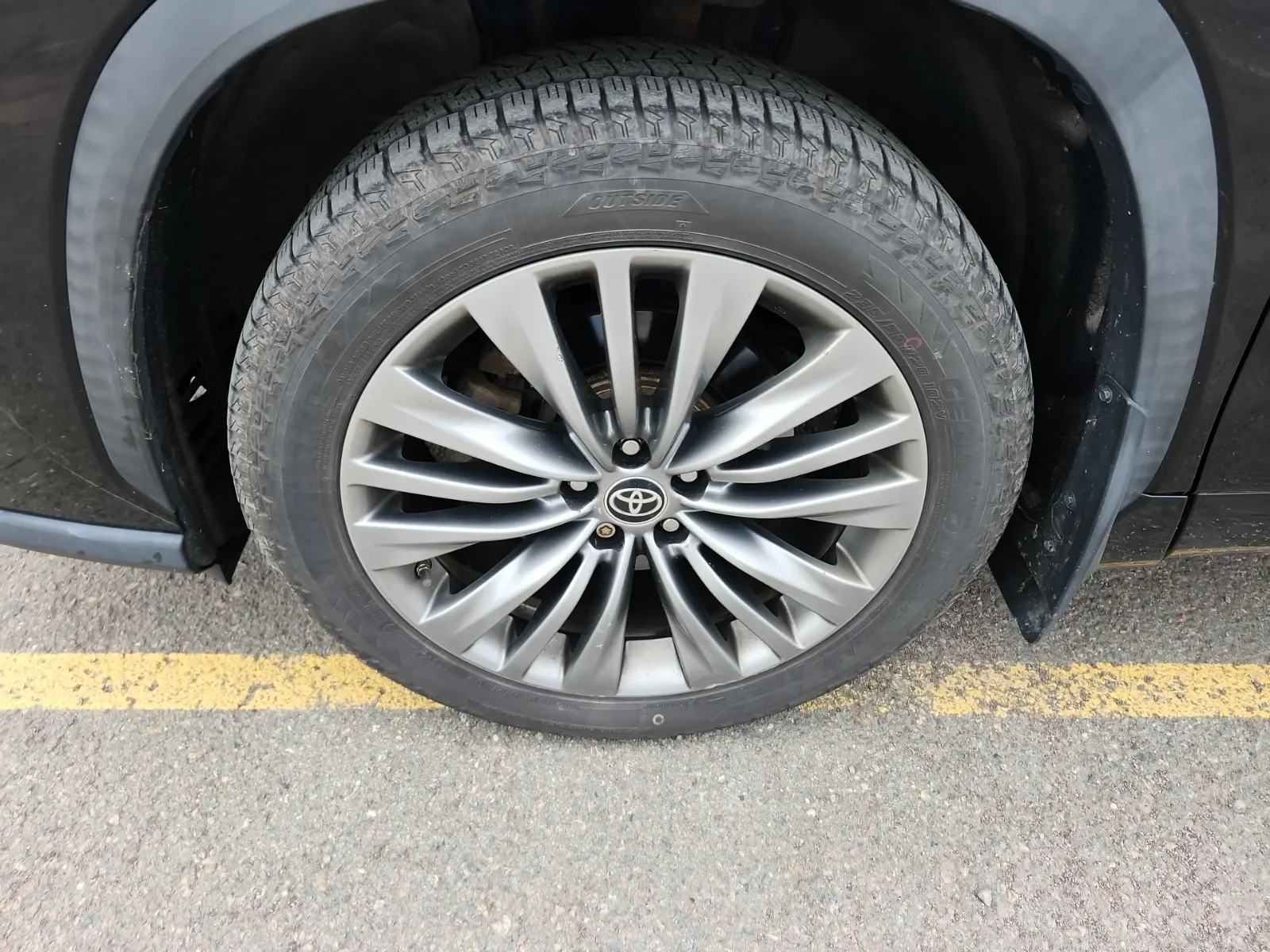 Front driver wheel/tire photo
