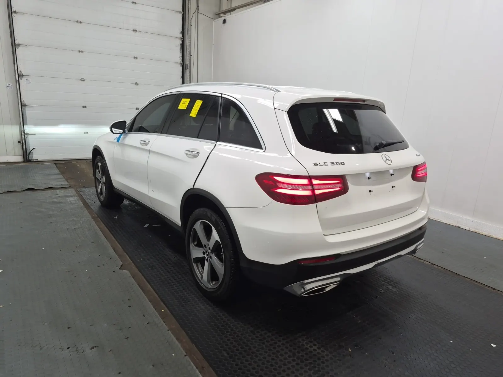 Driver Rear 3/4 Photo