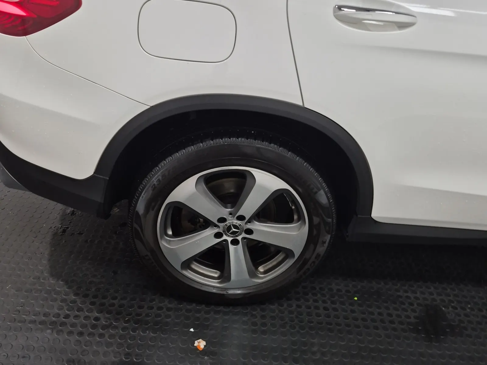 Right Rear Wheel/Tire Photo