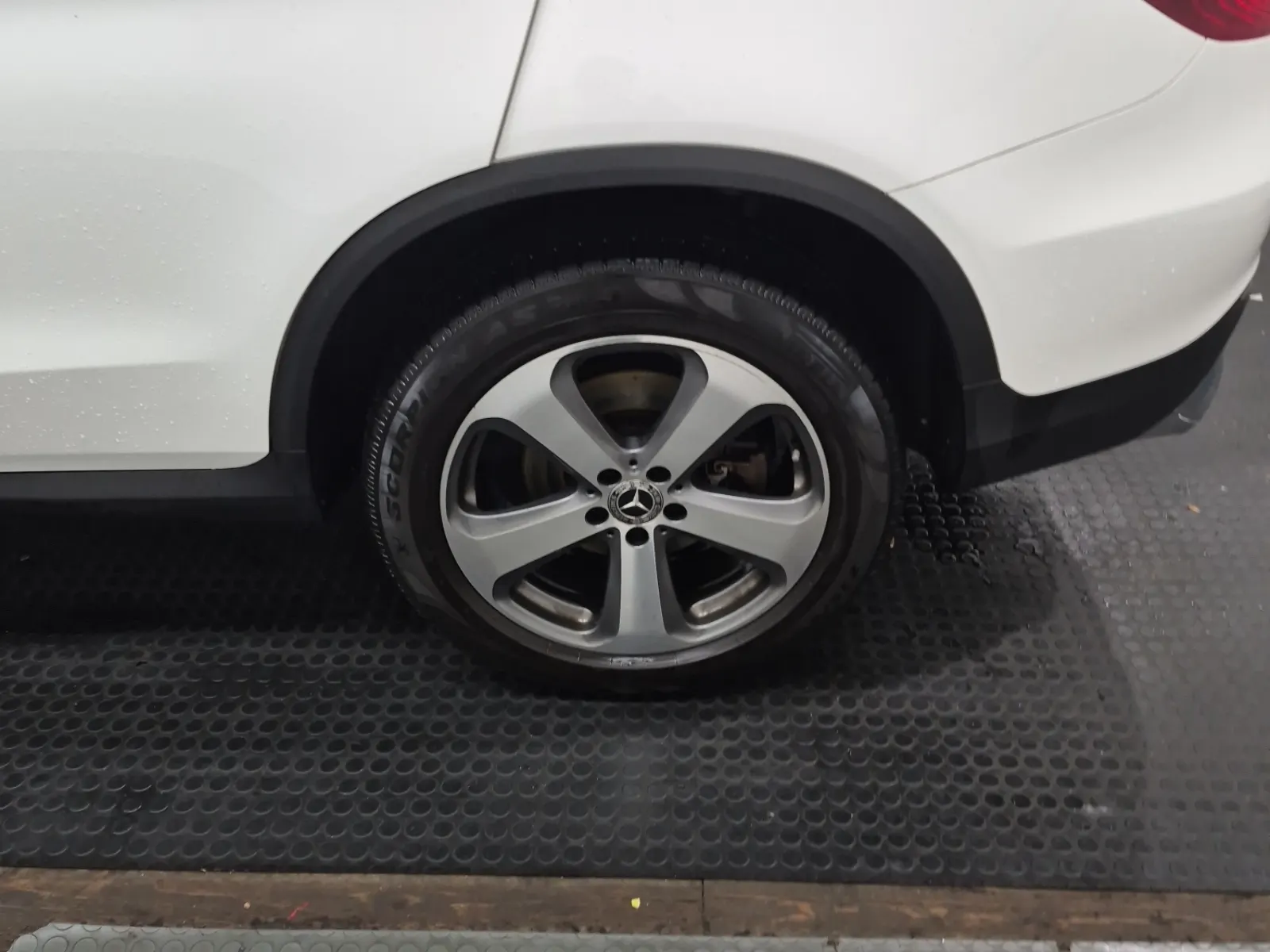 Left Rear Wheel/Tire Photo