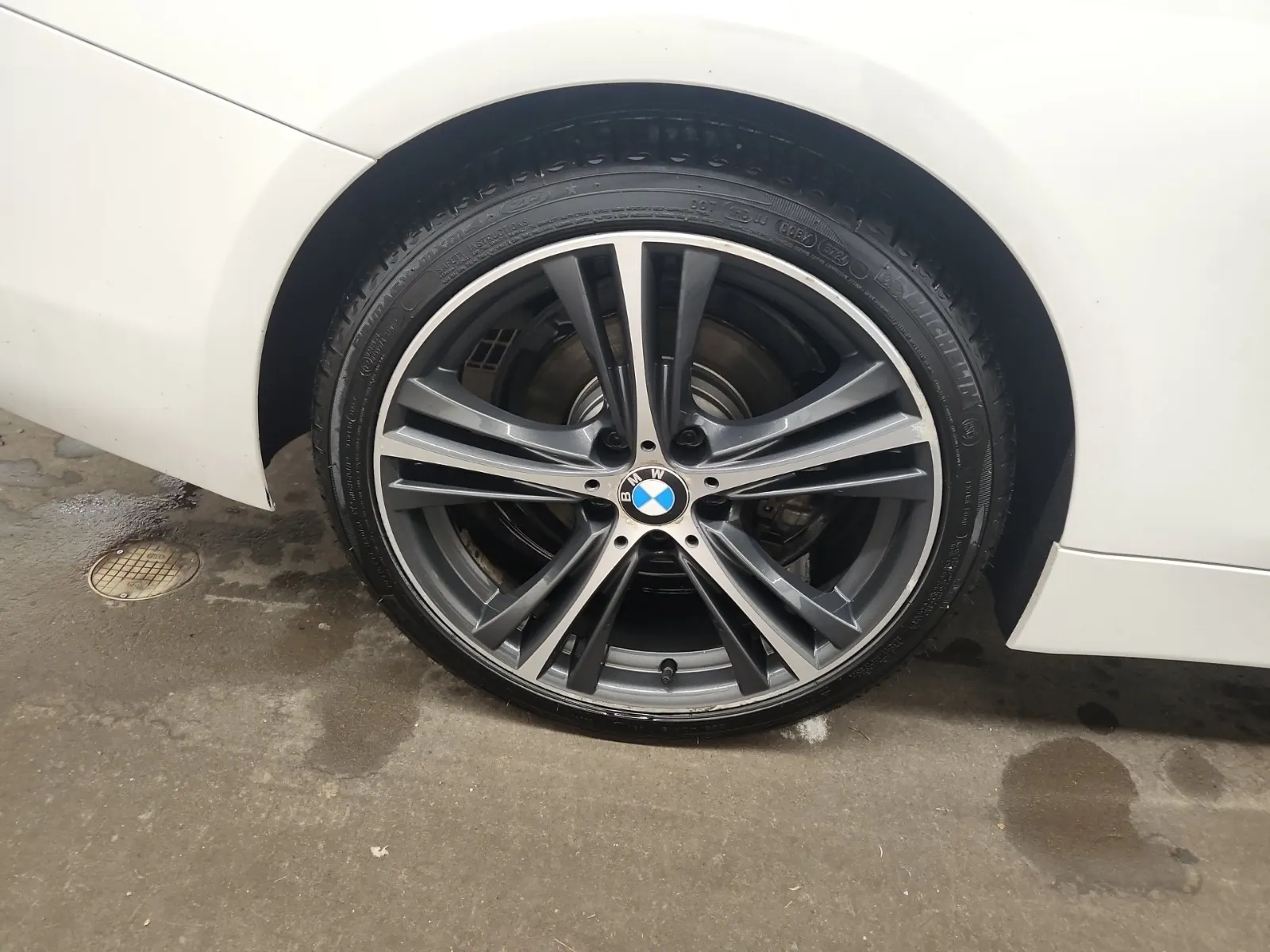 Right Rear Wheel/Tire Photo