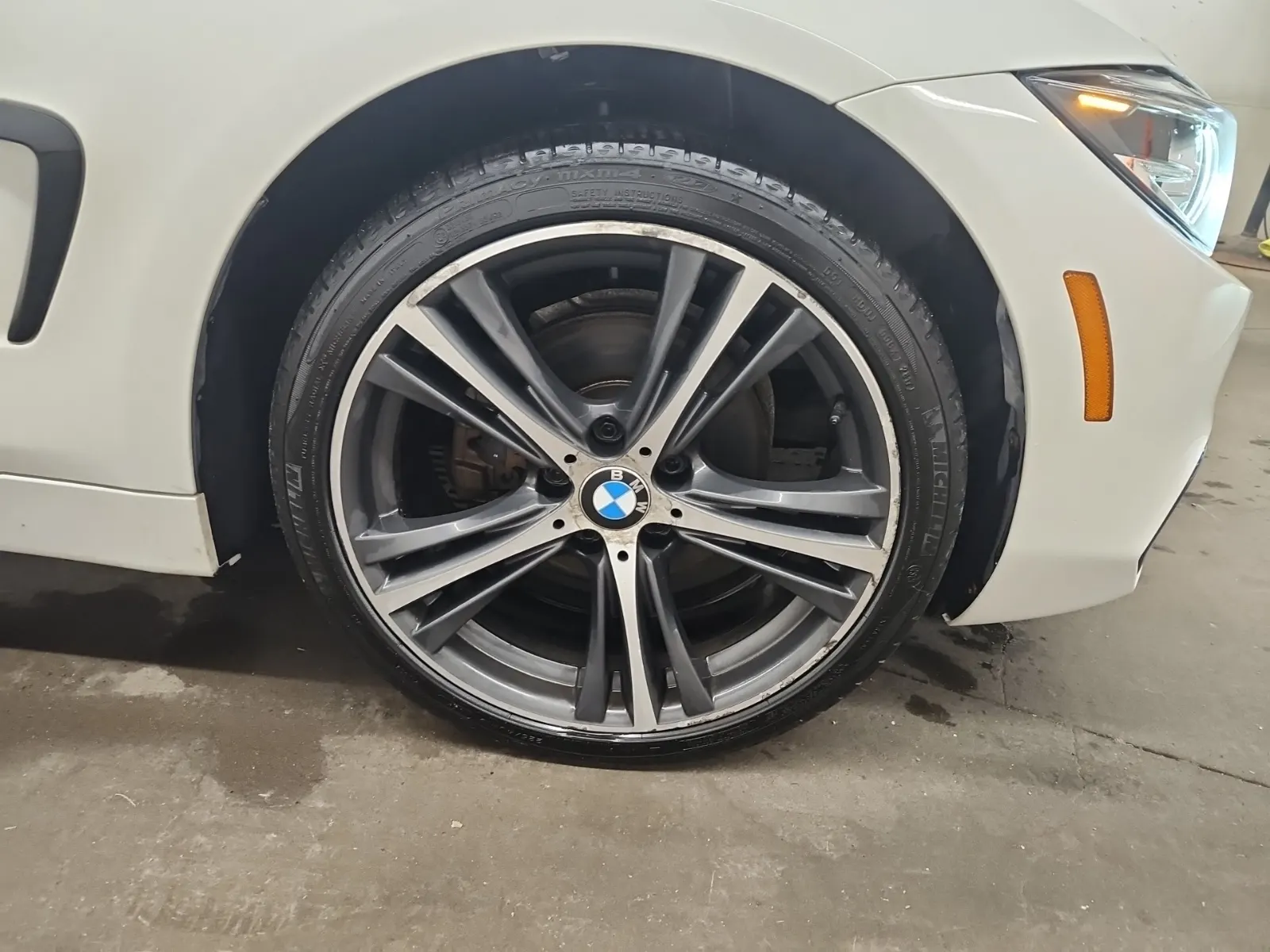 Right Front Wheel/Tire Photo