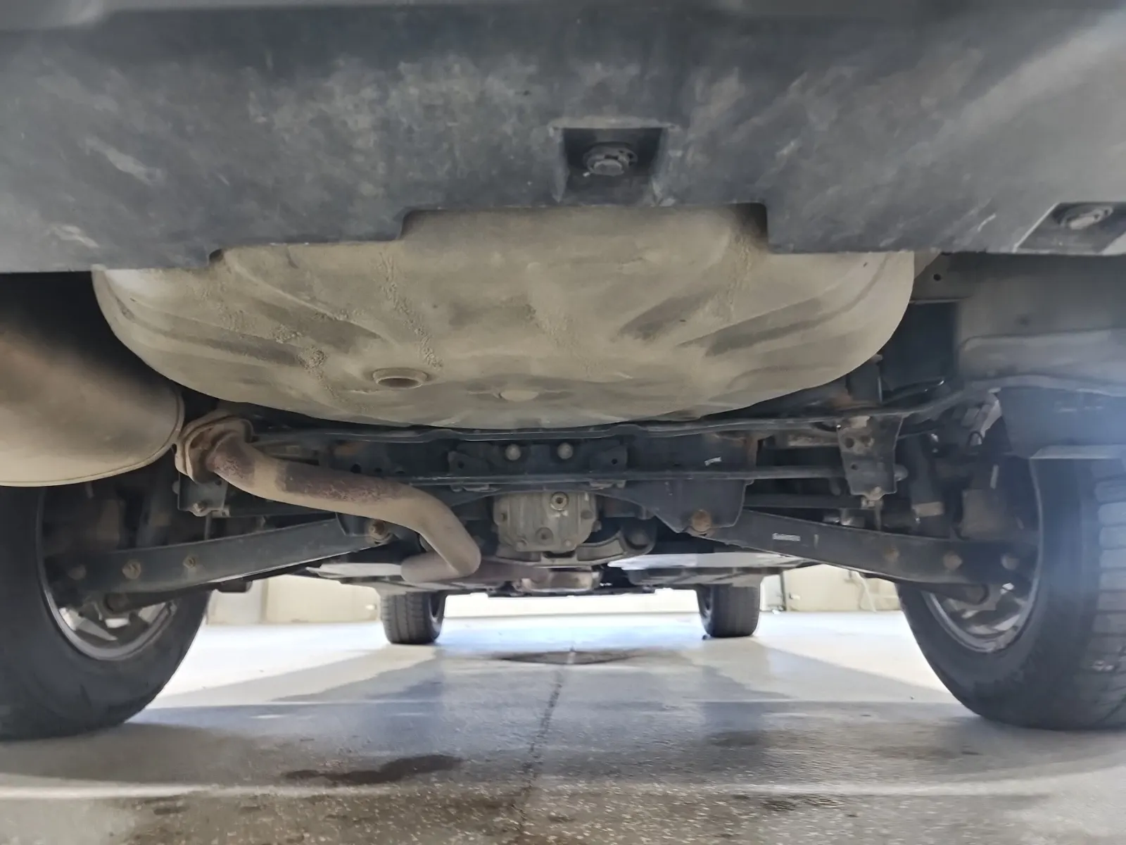 Undercarriage - Rear Photo