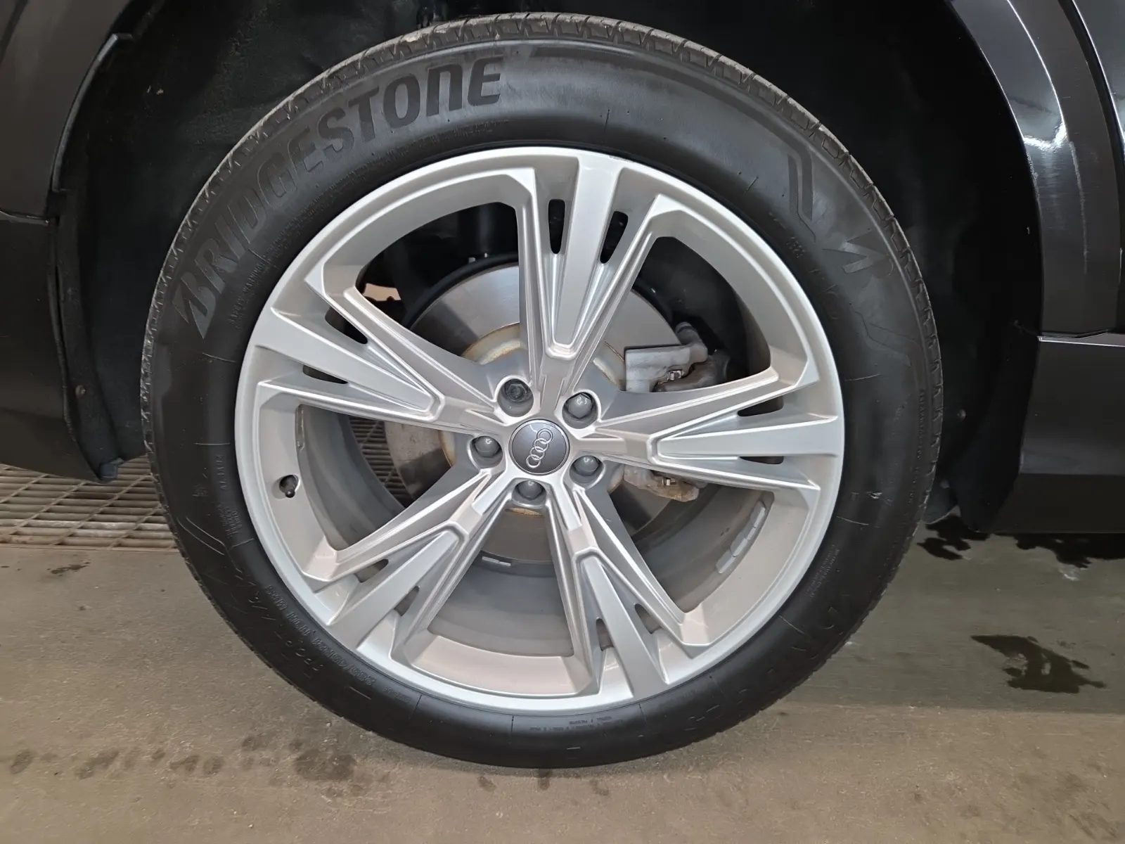 Right Rear Wheel/Tire Photo
