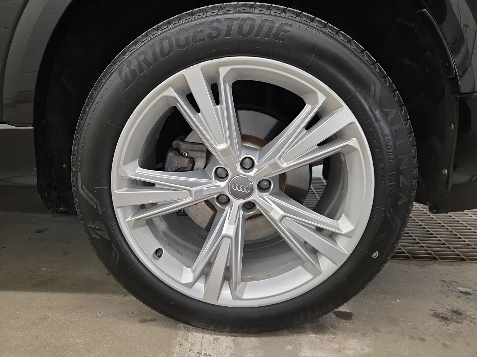 Left Rear Wheel/Tire Photo