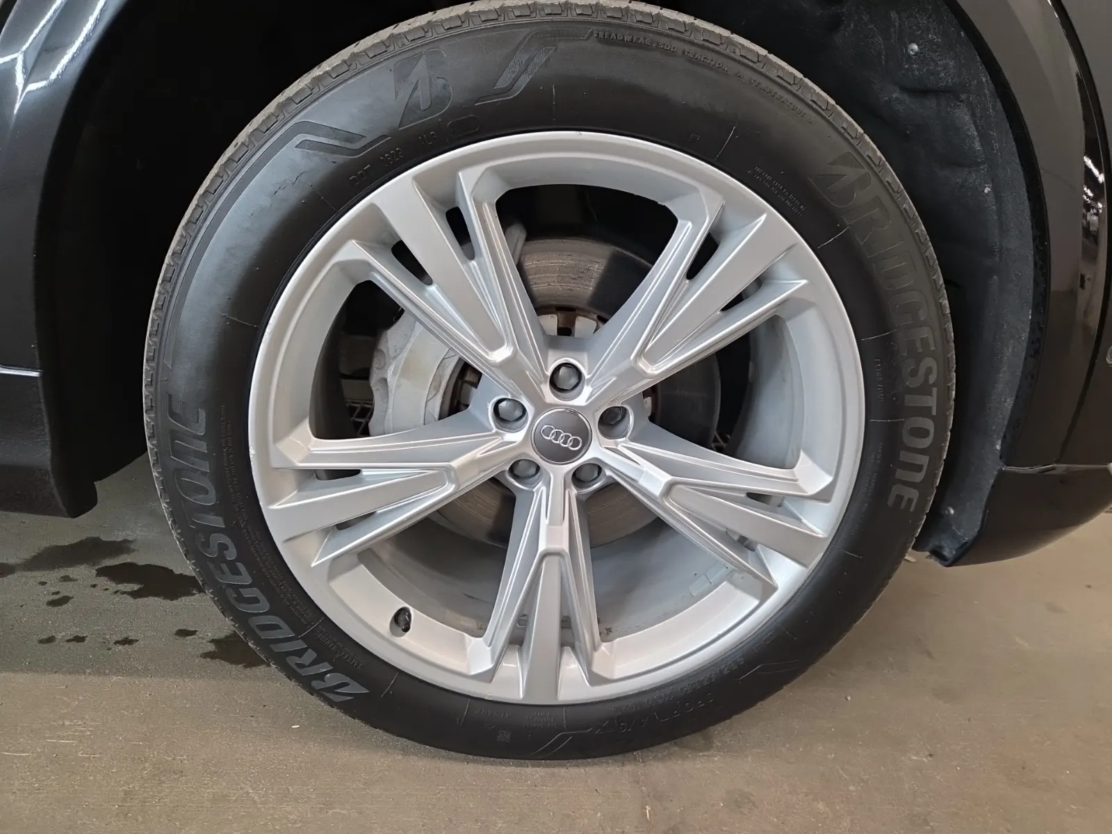 Right Front Wheel/Tire Photo
