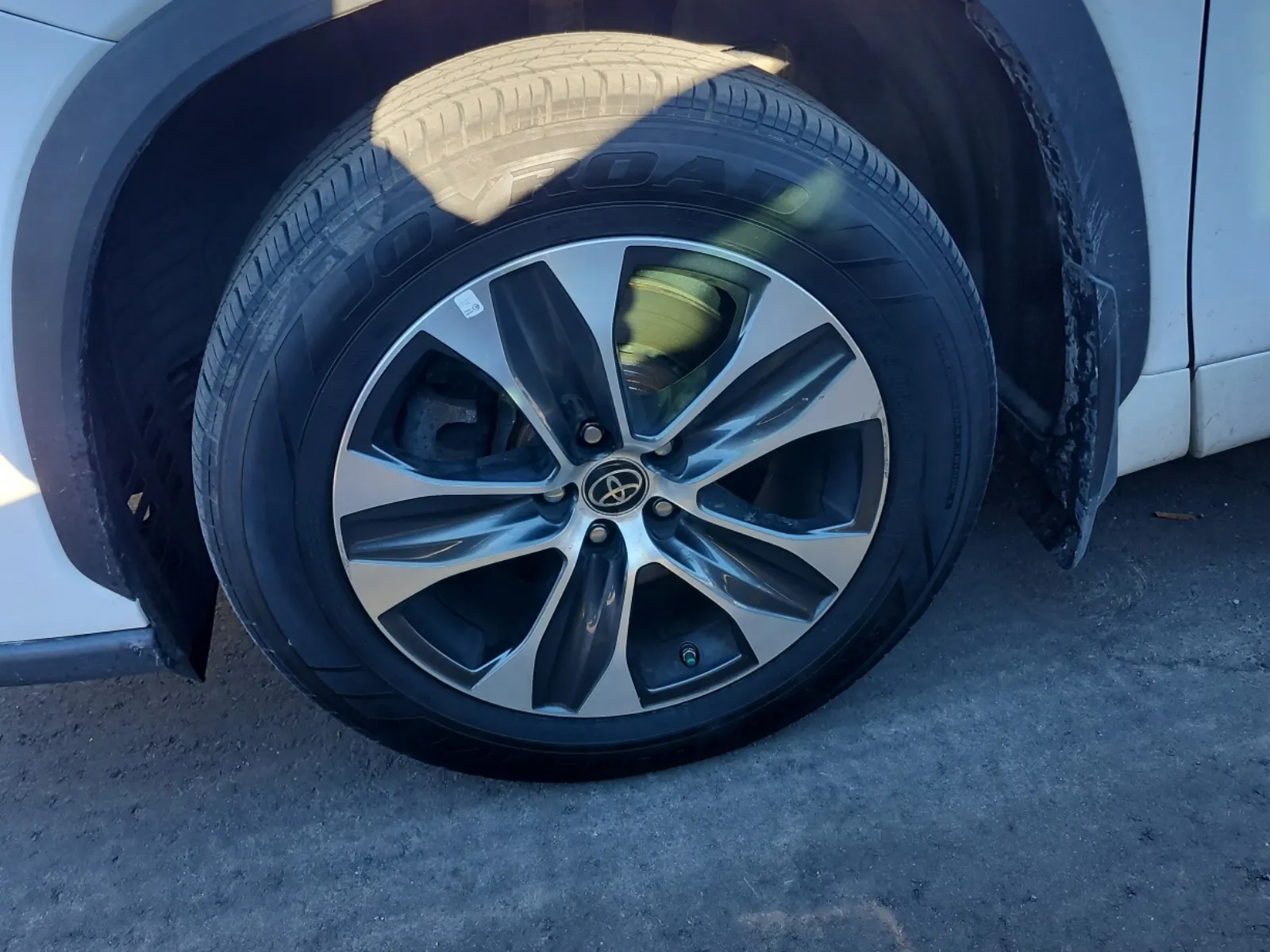 Front driver wheel/tire photo