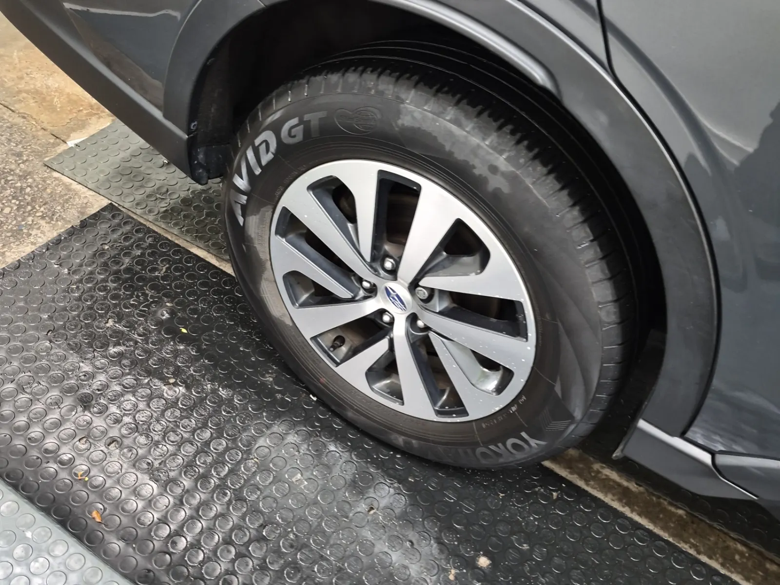 Right Rear Wheel/Tire Photo